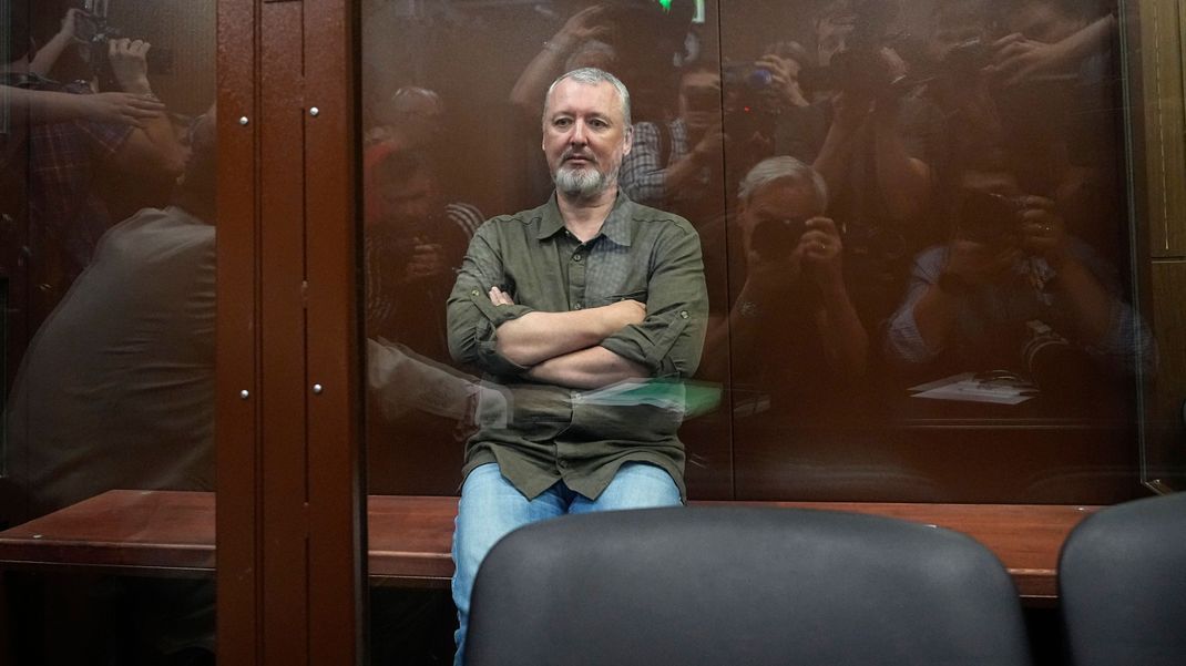 Igor Girkin steht in einem Glaskäfig eines Gerichtssaals des Moskauer Bezirksgerichts Meschtschanski. 
