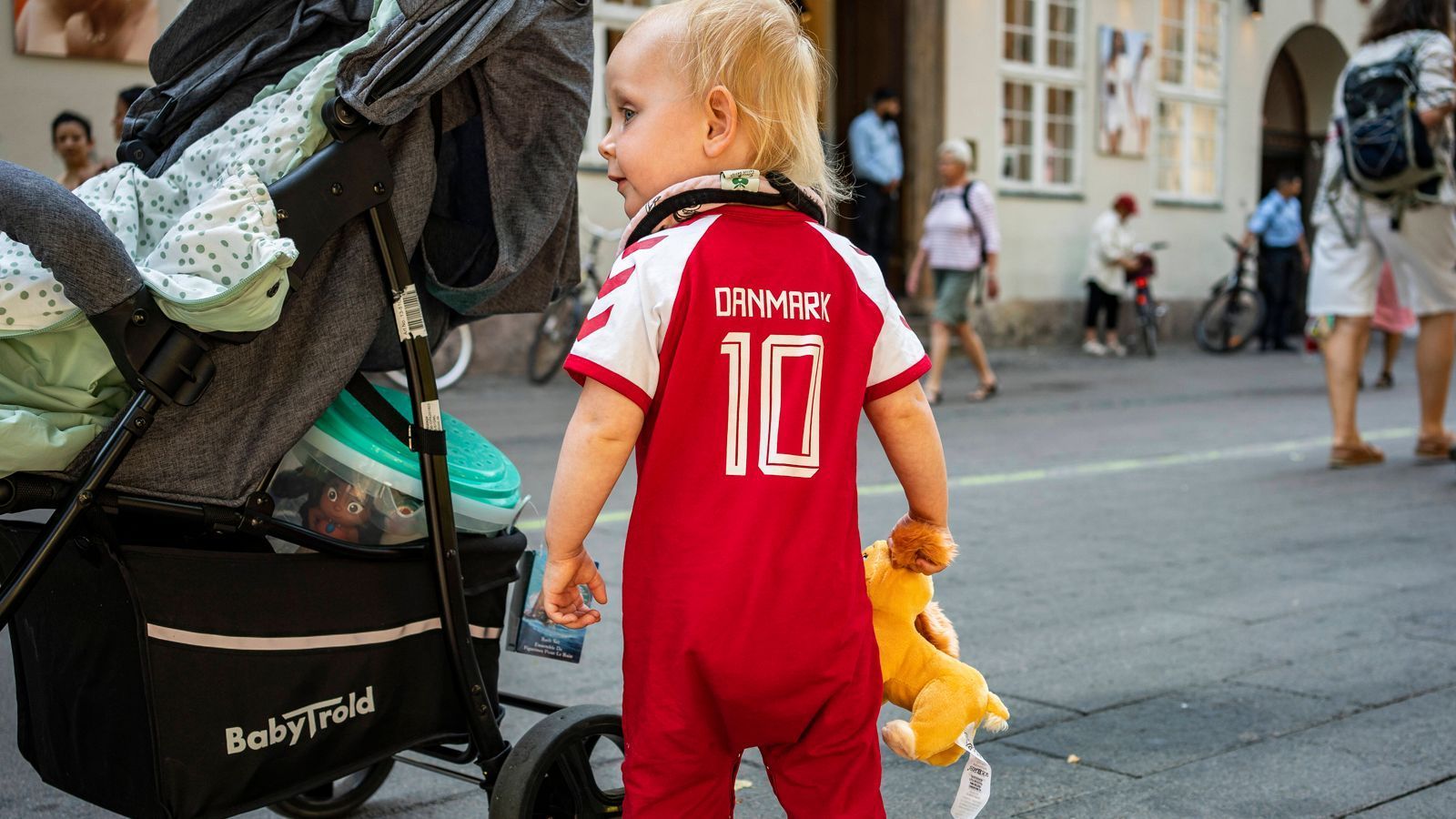 
                <strong>Auch die Kleinen sind dabei</strong><br>
                Eriksen überall: Auch die kleinsten dänischen Fans wissen, um wen es an diesem Tag ging.
              
