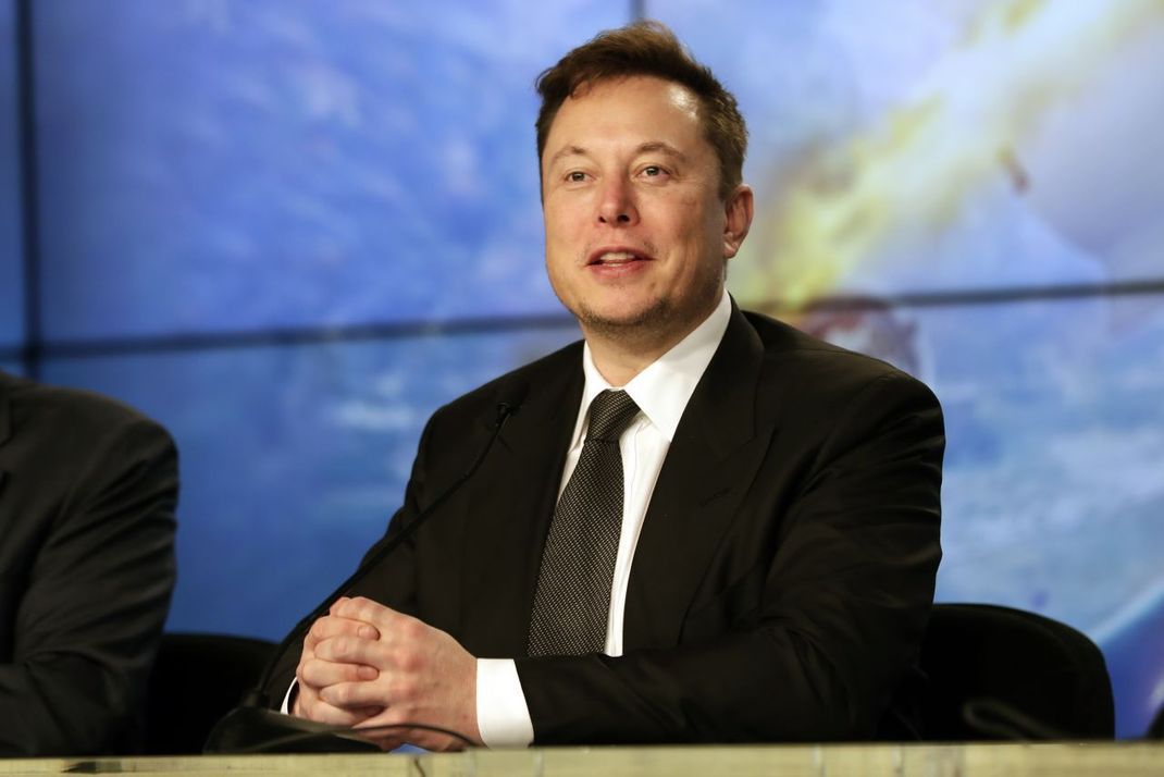 An großen und selbstbewussten Ideen mangelt es ihm nicht: Elon Musk. Hier siehst du ihn während einer Pressekonferenz Anfang 2020.