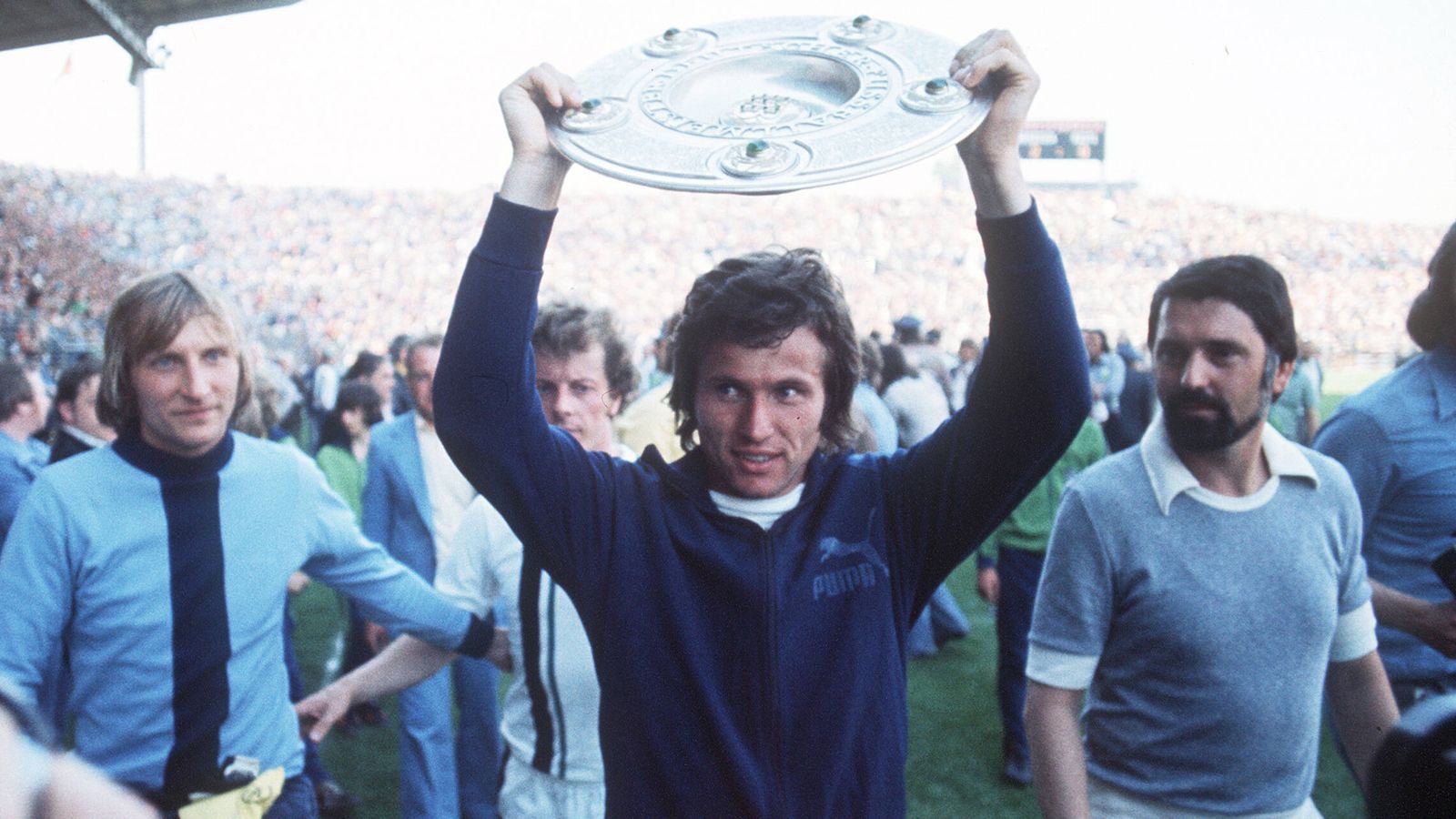 
                <strong>Titel mit der Borussia</strong><br>
                Nach zwei Jahren Bundesliga mit Gladbach ging er, von 1967 bis 1970 legte er ein dreijähriges Intermezzo bei Hannover 96 ein, kehrte aber 1970 zur Borussia zurück. Mit seinem Heimatklub erlebte er seine erfolgreichste Zeit als Spieler, wurde 1971, 1975, 1976 und 1977 Meister, 1975 UEFA-Pokalsieger und 1973 DFB-Pokalsieger. 1974 und 1975 wurde er zudem Bundesliga-Torschützenkönig. Er ist ein essentielles Gesicht der goldenen 70er-Jahre der Borussia.
              