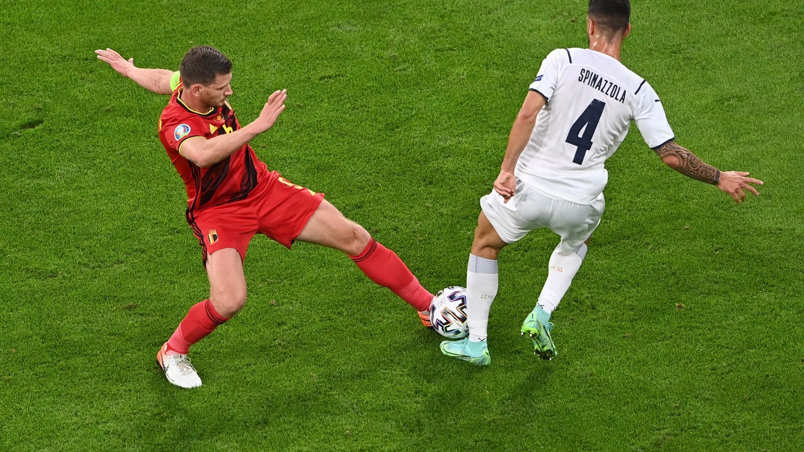 
                <strong>Jan Vertonghen</strong><br>
                Vor dem ersten Treffer der Italiener kann er den Ball nicht wirklich klären und spielt ihn stattdessen Verratti in die Füße, was sich prompt rächt. Ansonsten agiert er im eigentlich stabilen Defensiv-Verbund solide. ran-Note: 4
              