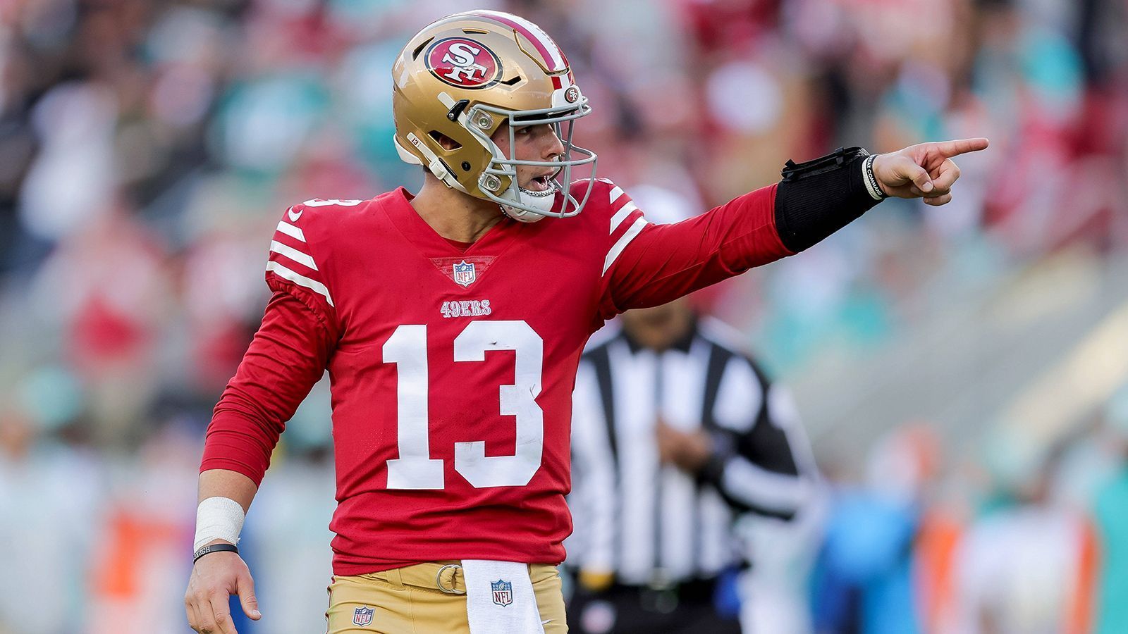 
                <strong>Mr. Irrelevant gegen Mr. Irrelevant</strong><br>
                Nach der Verletzung von Jimmy Garoppolo zieht nun Brock Purdy als Quarterback die Fäden in der Offensive der San Francisco 49ers. Weil er beim vergangenen Draft als letzter Spieler ausgewählt wurde, wird er als "Mr. Irrelevant" bezeichnet. Beim Spiel gegen die Tampa Bay Buccaneers (am Sonntag ab 22:20 live auf ProSieben und ran.de ) werden somit zwei "Mr. Irrelevants" auf dem Platz stehen und durchaus wichtige Rollen einnehmen, denn ...
              