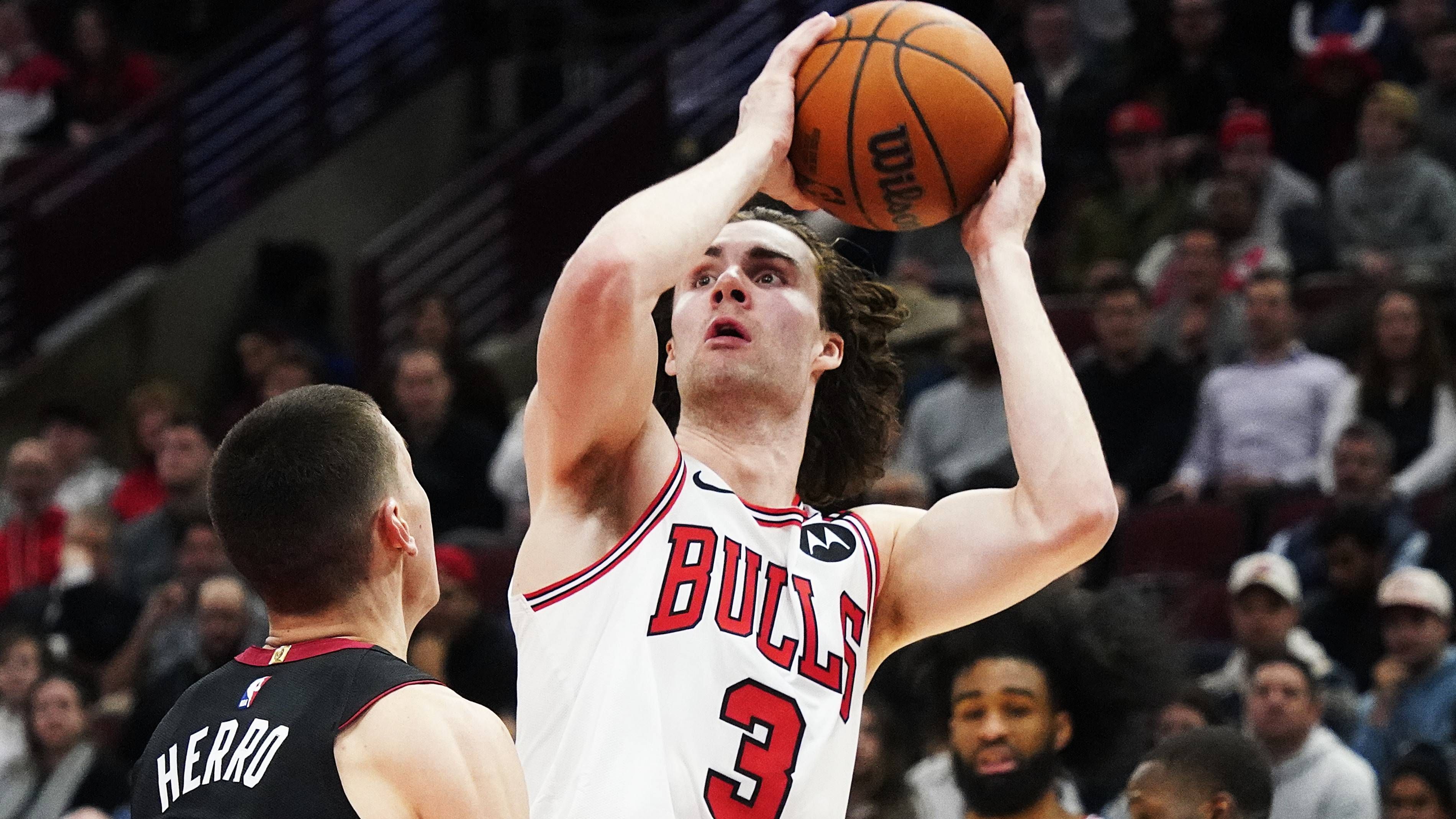 <strong>Josh Giddey (zuletzt Chicago Bulls/RFA)</strong><br>Nachdem der australische Point Guard von den Oklahoma City Thunder zu den Chicago Bulls getradet wurde, gehörte er zwar nicht mehr zum Championship-Team von 2025, konnte sich jedoch persönlich weiterentwickeln und erzielte Karrierebestwerte in Punkten, Assists und Rebounds. Immer wieder glänzte der 22-Jährige sogar mit einem Triple-Double und bewies damit seine Vielseitigkeit.