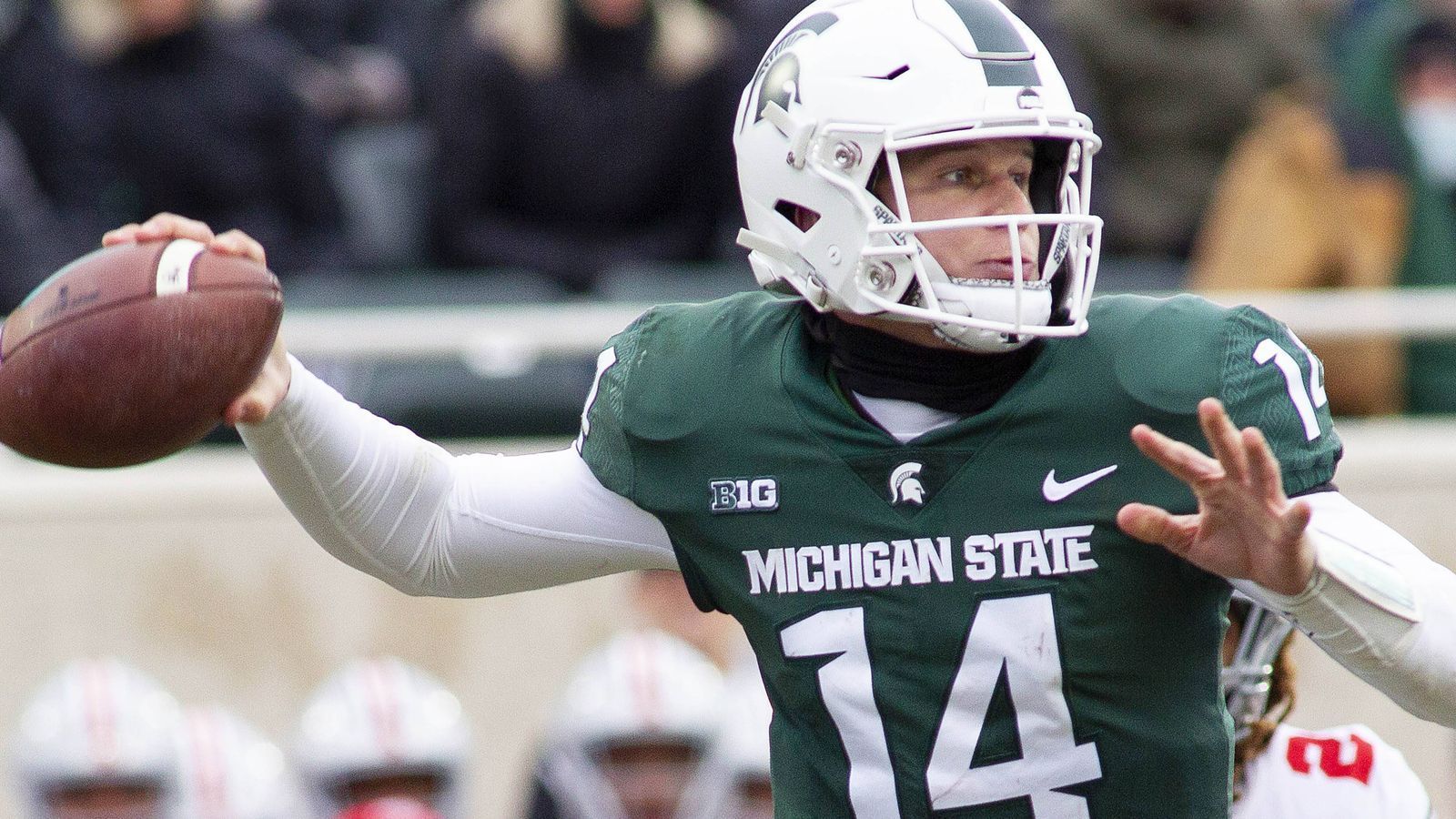 
                <strong>Brian Lewerke (Michigan State)</strong><br>
                Er überzeugt mit seiner Größe von 1,91 Meter, seiner Mobilität und mit seinem Arm. Seine Eigenschaften und sein Talent seien einen Blick wert, hieß es bei den Scouts. Aber: Fragezeichen gibt es bei seinen Führungsqualitäten, seinem Selbstvertrauen und – wenig verwunderlich – bei seiner Genauigkeit und seinen Entscheidungen auf dem Platz.
              