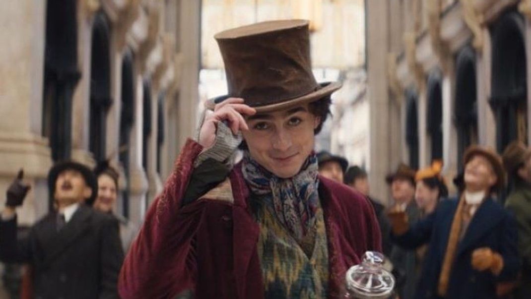 Timothée Chalamet übernimmt im Film "Wonka" den Chocolatier Willy Wonka und tritt in die Fußstapfen von Johnny Depp. Mehr Infos dazu liest du hier!