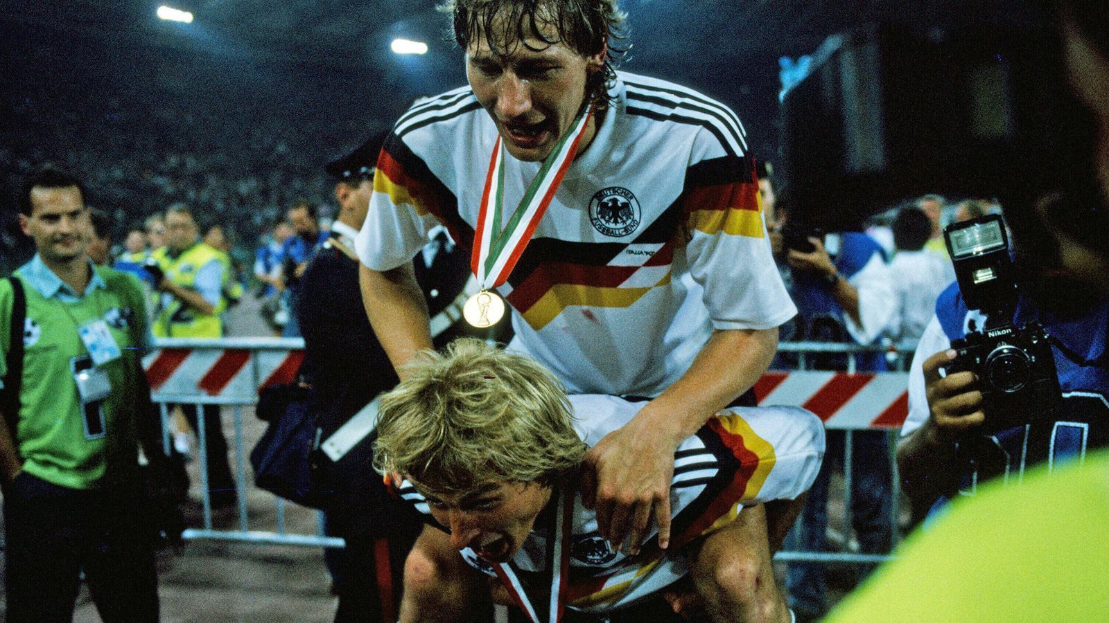 
                <strong>WM-Finale 1990: Argentinien - Deutschland</strong><br>
                Auch er war eine der prägenden Figuren des Finales. Guido Buchwald nahm nicht nur Maradona aus dem Spiel, sondern hatte auch noch Zeit, sich  in die Offensive einzuschalten.
              