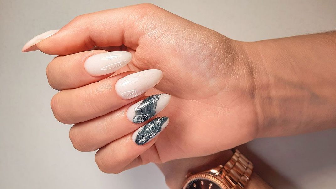 Marble Nails liegen total im Trend – warum ihr sie als Stiletto Nails tragen solltet, lest ihr hier.