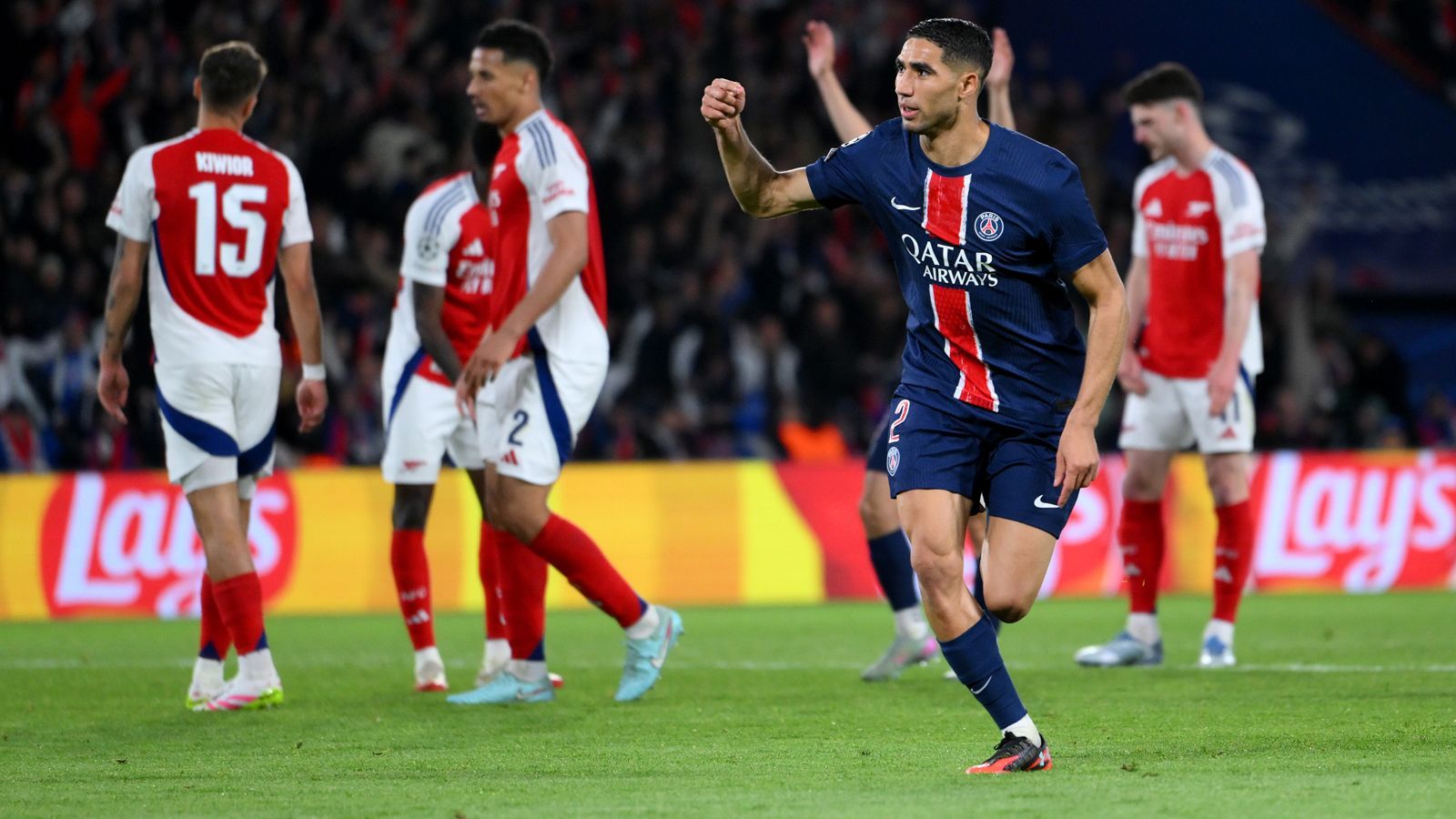 <strong>Achraf Hakimi (Paris Saint-Germain)</strong><br>Der 26-Jährige ist auf der rechten Außenbahn gesetzt. In allen 16 Champions-League-Spielen kam er zum Einsatz und steuerte dabei drei Tore und fünf Assists zum Team-Erfolg bei. Der Kapitän der Marokkanischen Nationalmannschaft ist vor allem für sein unwiderstehliches Tempo bekannt.