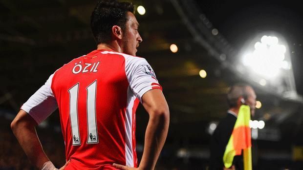 
                <strong>Mesut Özil (FC Arsenal)</strong><br>
                Im Alter von sieben Jahren begann der Techniker bei Westfalia 04 Gelsenkirchen, für die er drei Jahre spielte. Es folgte jeweils eine Saison bei Teutonia Schalke und DJK Falke Gelsenkirchen. Daraufhin kickte der Spielmacher fünf Jahre in der Jugend von Rot-Weiss Essen, bevor er 2005 in die Jugendabteilung von Schalke 04 wechselte. 
              
