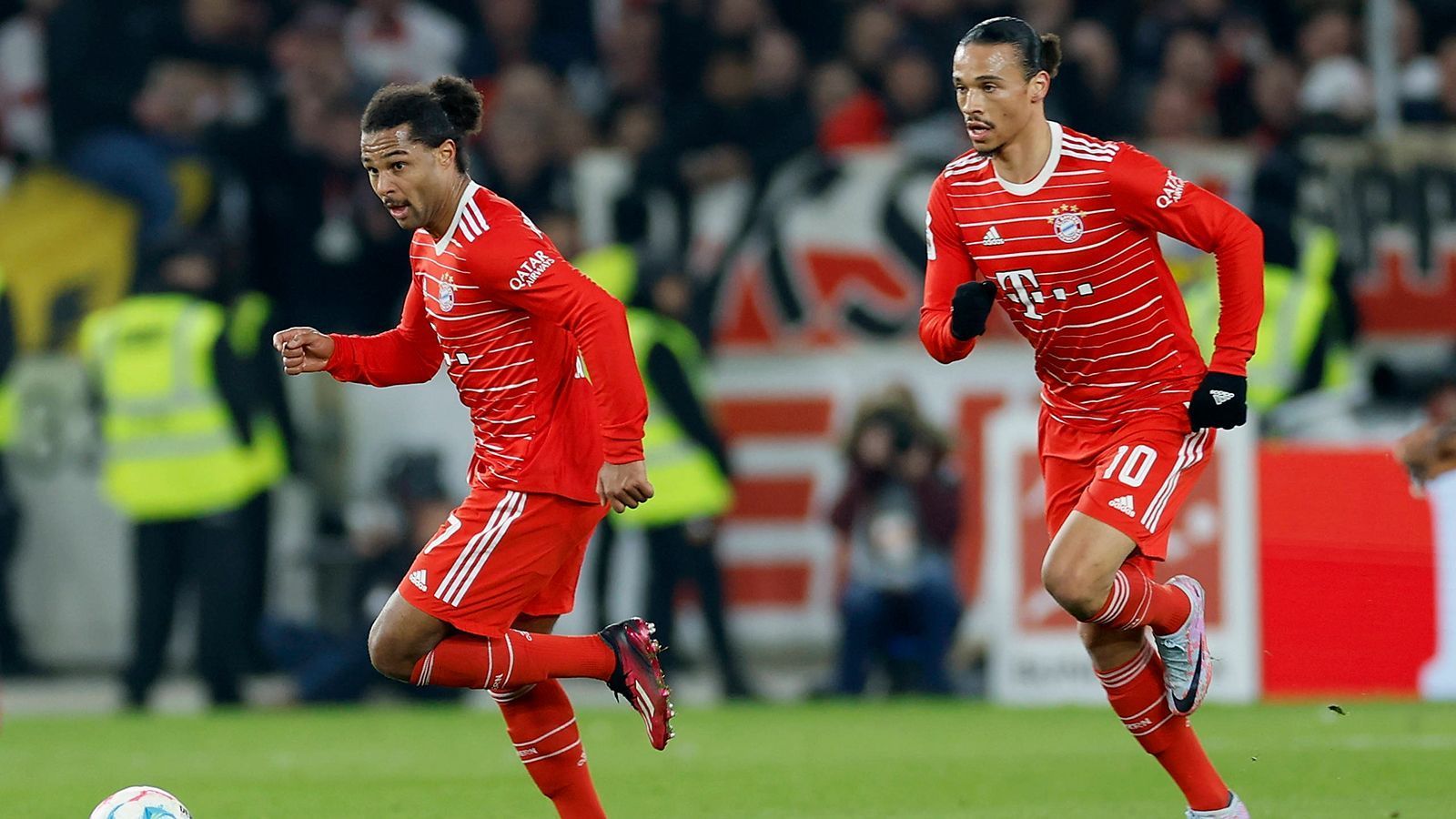 
                <strong>Verlierer: Leroy Sane und Serge Gnabry</strong><br>
                Unter der Woche gab es bereits Gerüchte, dass die seit Längerem formschachen Flügelspieler Leroy Sane und Serge Gnabry beim FC Bayern vor dem Absprung stehen könnten. In der Partie gegen den VfB Stuttgart wurden beide Spieler erst in der 63. Minute eingewechselt und konnten erneut keine Eigenwerbung betreiben. Bei Gnabry geht es seit seinem viel diskutierten Fashion-Week-Trip nach Paris bergab, auch Sane spielt seit mehreren Partien glücklos, zeigt immer wieder lustlose Auftritte und gehört entsprechend nicht mehr zum favorisierten Stammpersonal von Trainer Julian Nagelsmann.
              