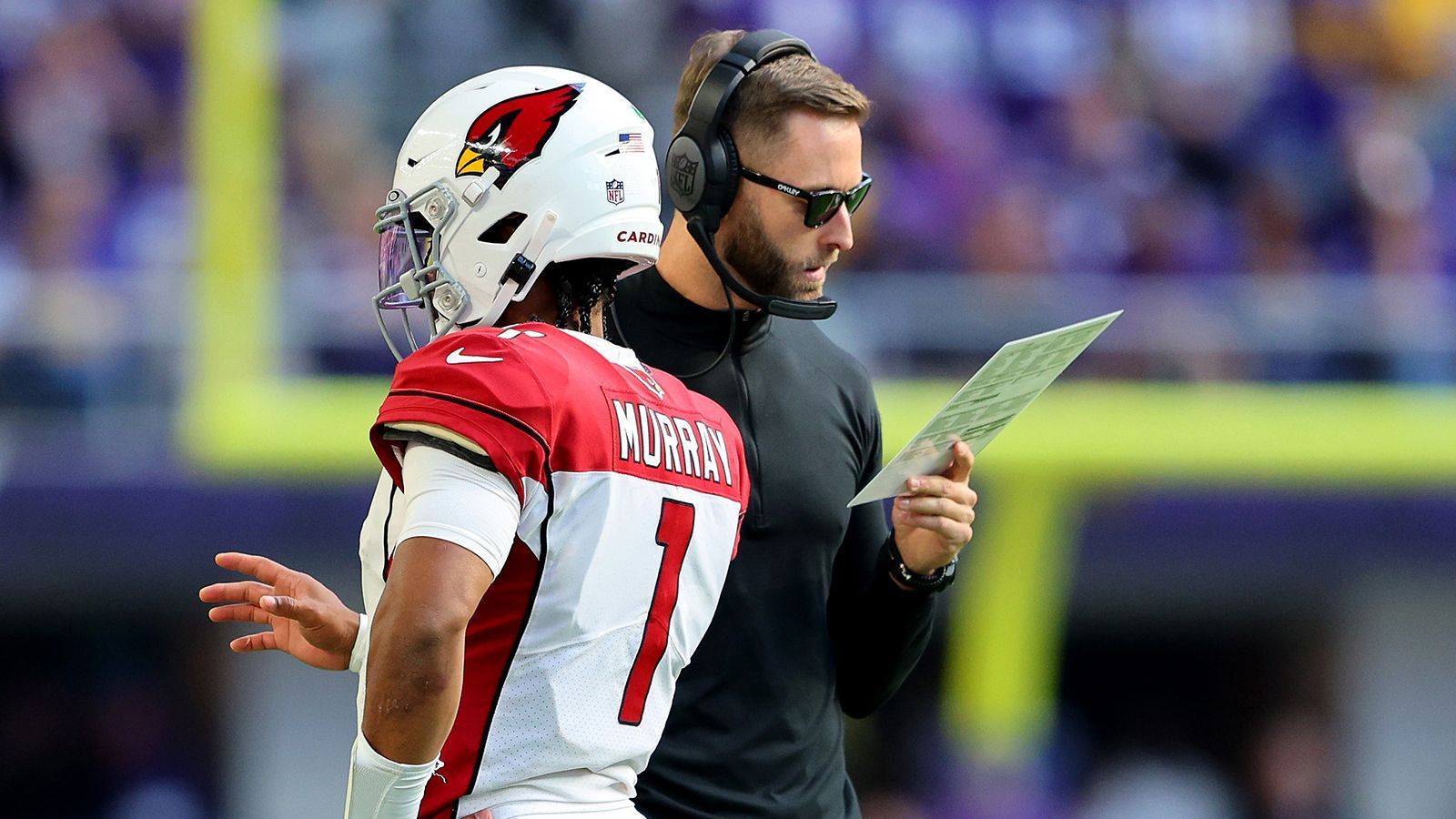 
                <strong>Verlierer: Kliff Kingsbury und Kyler Murray</strong><br>
                Seit Monaten kriselt es immer mal wieder zwischen Kyler Murray, den Verantwortlichen der Cardinals und Head Coach Kliff Kingsbury. In der Offseason sorgte unter anderem die fragwürdige "Hausaufgaben"-Klausel für Ärger, nun berichtete NFL-Insider Ian Rapoport vor dem zwölften Spieltag von "Spannungen" zwischen Murray und Kingsbury. Nach der bitteren Pleite gegen die Los Angeles Chargers ließ Murray auf der Pressekonferenz seinen Frust raus: "Schematisch sind wir am Ar***".  
              