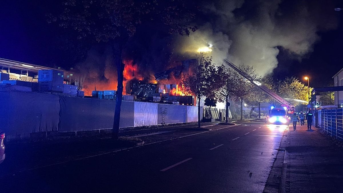 Lagerhalle in Kronberg im Taunus brennt - Einsturzgefahr