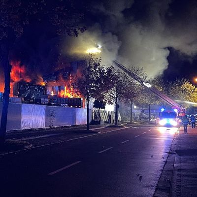 Lagerhalle in Kronberg im Taunus brennt - Einsturzgefahr