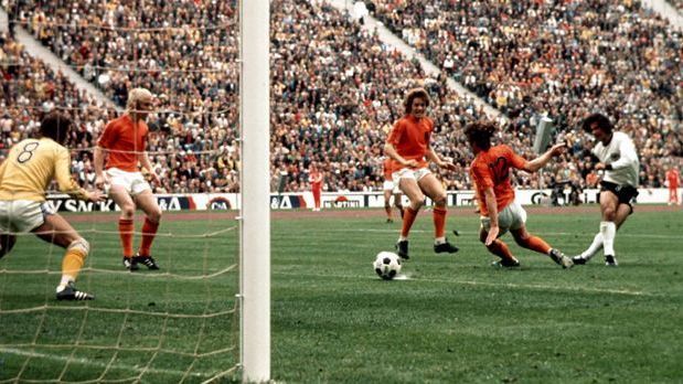 <strong>WM 1974</strong>&nbsp;<strong>Weltmeister</strong>&nbsp;<br>Deutschland schafft es bis ins Endspiel gegen die Niederlande.&nbsp;Die favorisierten Niederländer um Superstar Johan Cruyff konnten in Schach gehalten werden. Bei Gerd Müllers 2:1-Siegtor bricht in München der Jubel aus. Deutschland ist Weltmeister!