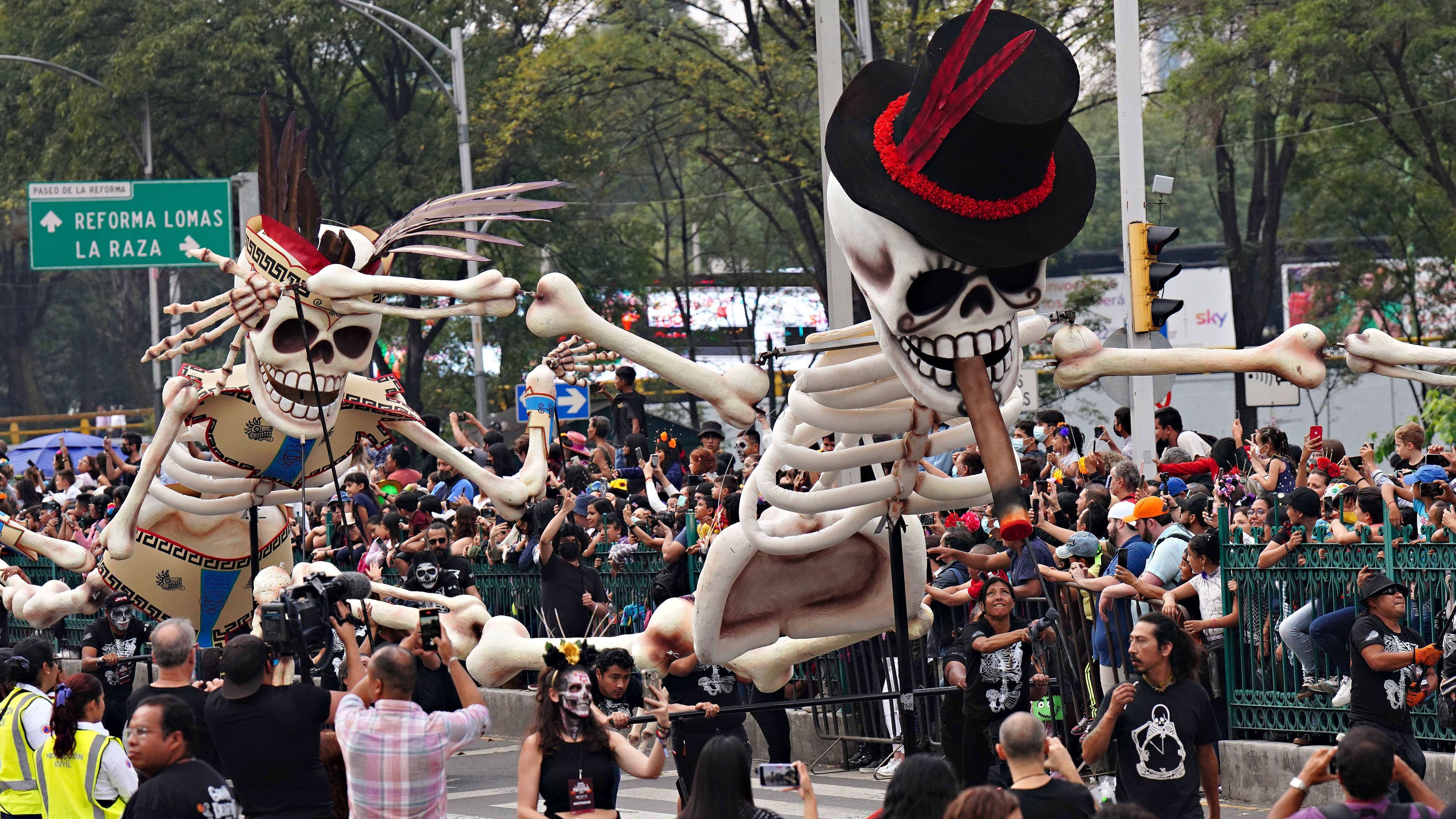 Tanz der Toten: Die Menschen feiern mit bunten Straßenparaden den Dia de Muertos.