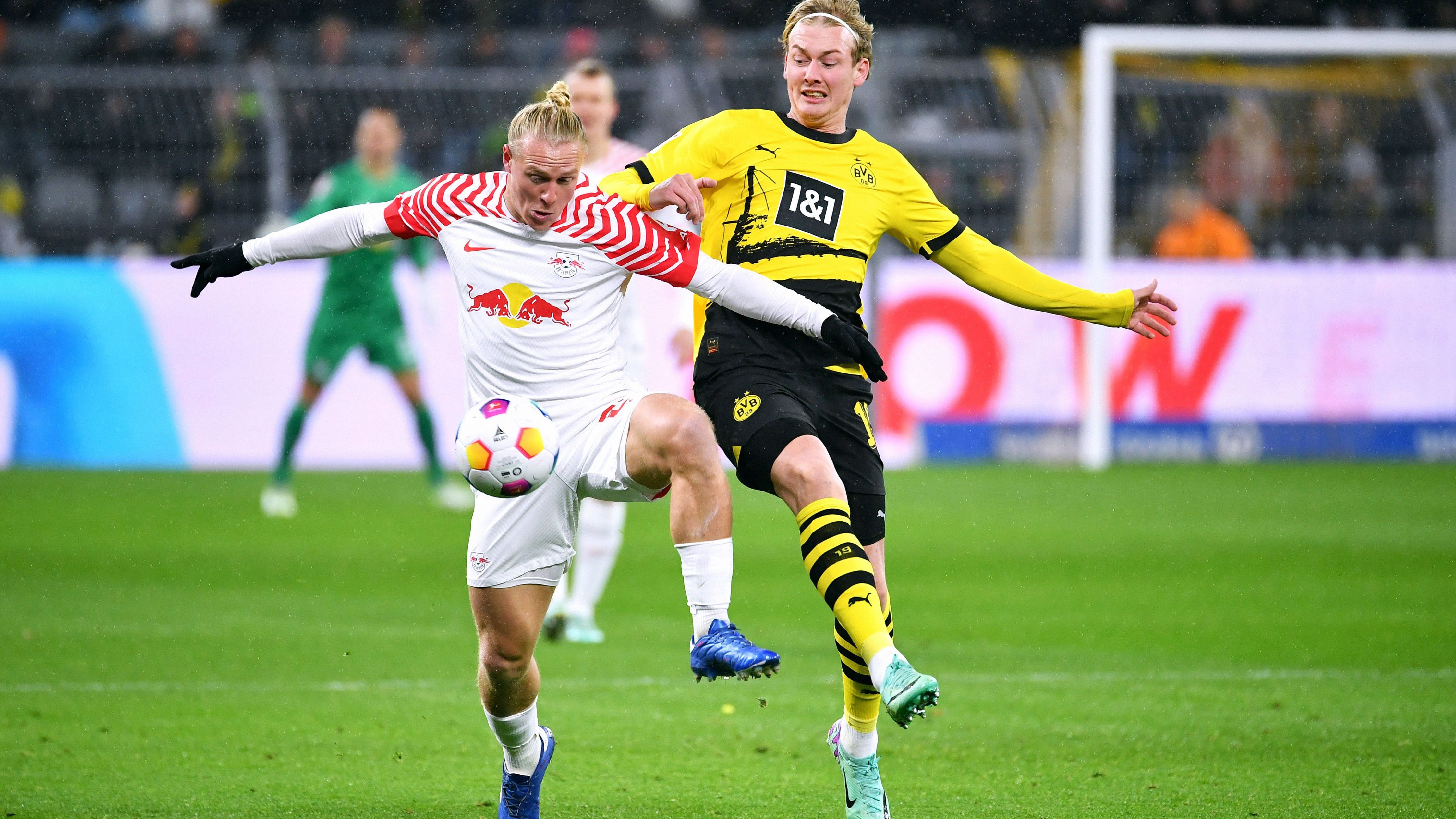 <strong>Xaver Schlager (RB Leipzig)</strong><br>Ähnlich wie Haidara, so dominiert auch Xaver Schlager als Nebenmann mit gutem Passspiel aber noch besserem Spiel gegen den Ball. Sein spielerisches Highlight ist der weite Pass im Fallen in die Tiefe auf Openda, der die Schlüsselszene um Hummels‘ Platzverweis zur Folge hat. <strong>ran-Note: 2</strong>