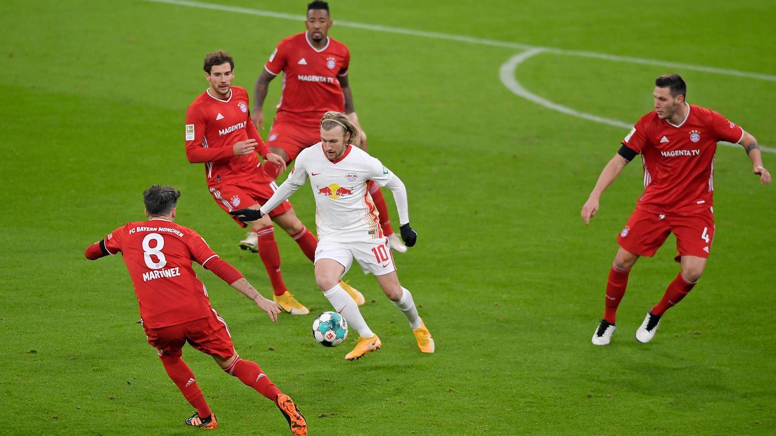 
                <strong>Emil Forsberg</strong><br>
                Hat zu Beginn Probleme in das Spiel zu finden, bereitet das 1:0 dann mit einem klasse Pass vor. Sobald der Schwede am Ball ist, verschärft sich das Tempo im Leipziger Umschaltspiel merklich. Schleicht sich vor dem 3:2 gekonnt frei und trifft schließlich unbedrängt per Kopf. Ist meist der erste Mann im Pressingsystem von Trainer Nagelsmann. ran-Note: 2
              