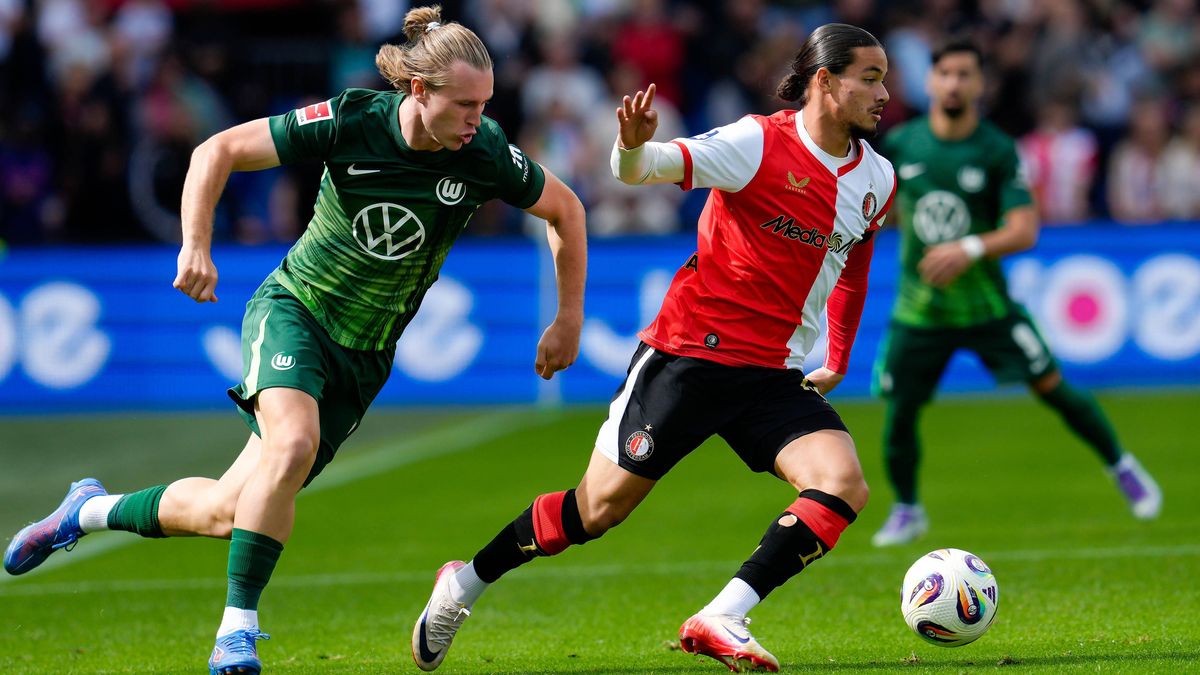Patrick Wimmer (VfL Wolfsburg, 39) und Anis Hadj Moussa (Feyenoord Rotterdam, 23) NED, Feyenoord Rotterdam vs VfL Wolfsburg, Fussball, Testspiel, Saison 2025 2026, 02.08.2025 DFL REGULATIONS PROHIB...