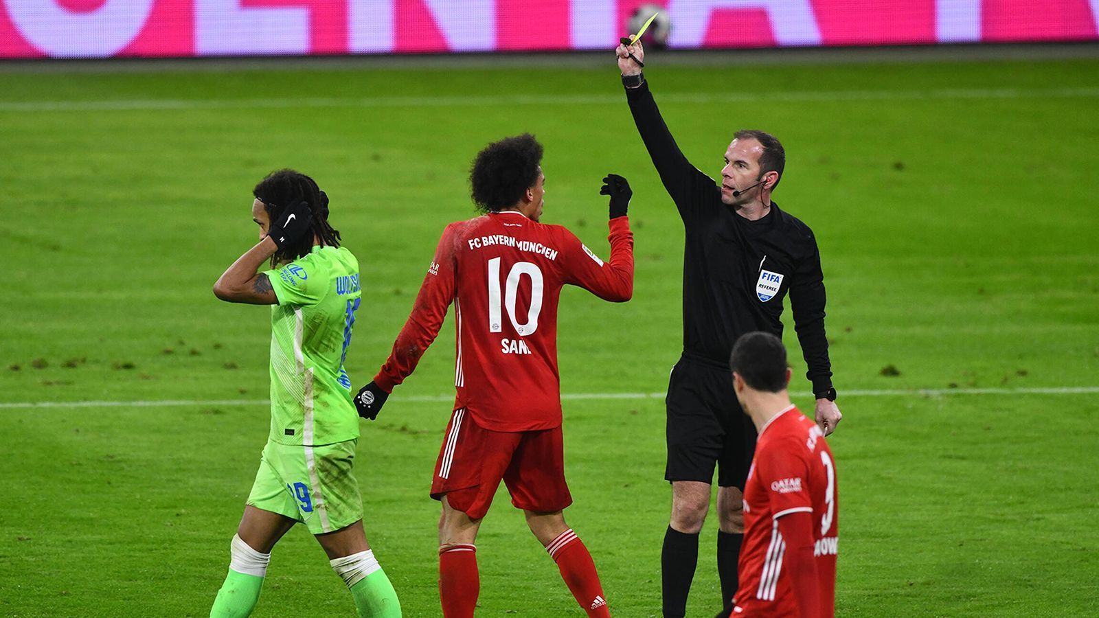 
                <strong>Sane enttäuscht in Startelfeinsätzen</strong><br>
                Warum das so ist, zeigt sich im Dezember. Der eng gestauchte Spielplan fordert seinen Tribut, Coach Hansi Flick muss in einer müden Bayern-Mannschaft viel rotieren und wirft Sane immer öfter in die Startelf. Doch in diesen Fällen ist nicht viel zu sehen vom Königstransfer: Der Hochbegabte hat wenig Einfluss auf die Offensive der Bayern, erlaubt sich erstaunliche technische Fehler und fällt auch in der Arbeit gegen den Ball eher negativ auf. Auf eine Torbeteiligung wartet der Neuzugang den kompletten Monat vergebens.
              