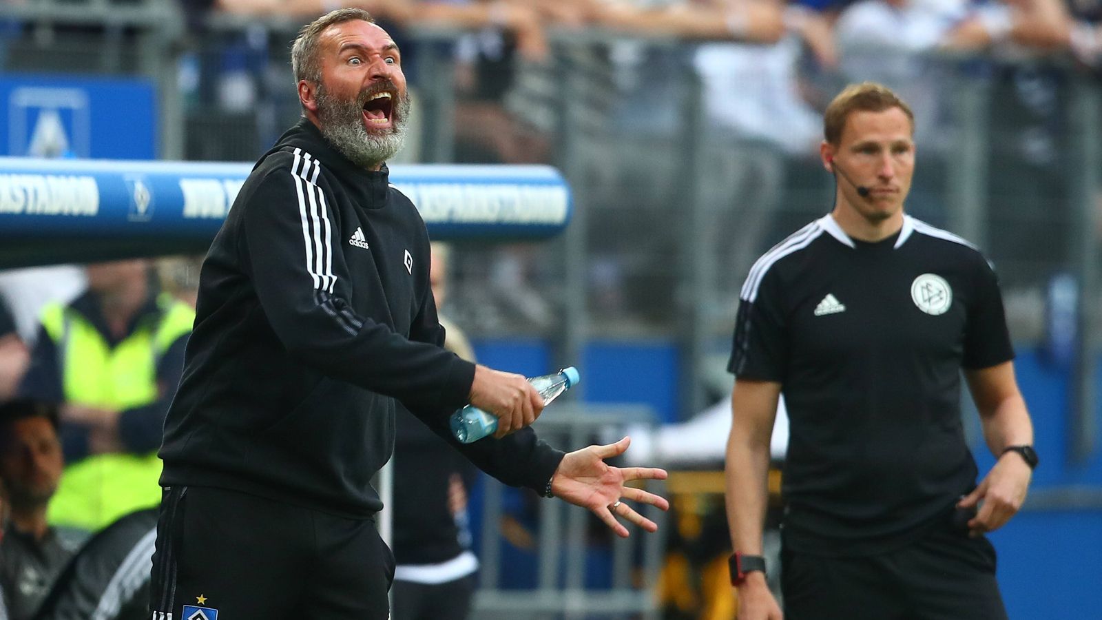 
                <strong>Böser Blick von Tim Walter</strong><br>
                HSV-Coach Tim Walter konnte mit der Leistung seines Teams im ersten Durchgang des Relegations-Rückspiels nicht zufrieden sein. Entsprechend fiel der Blick des 46-Jährigen aus.
              