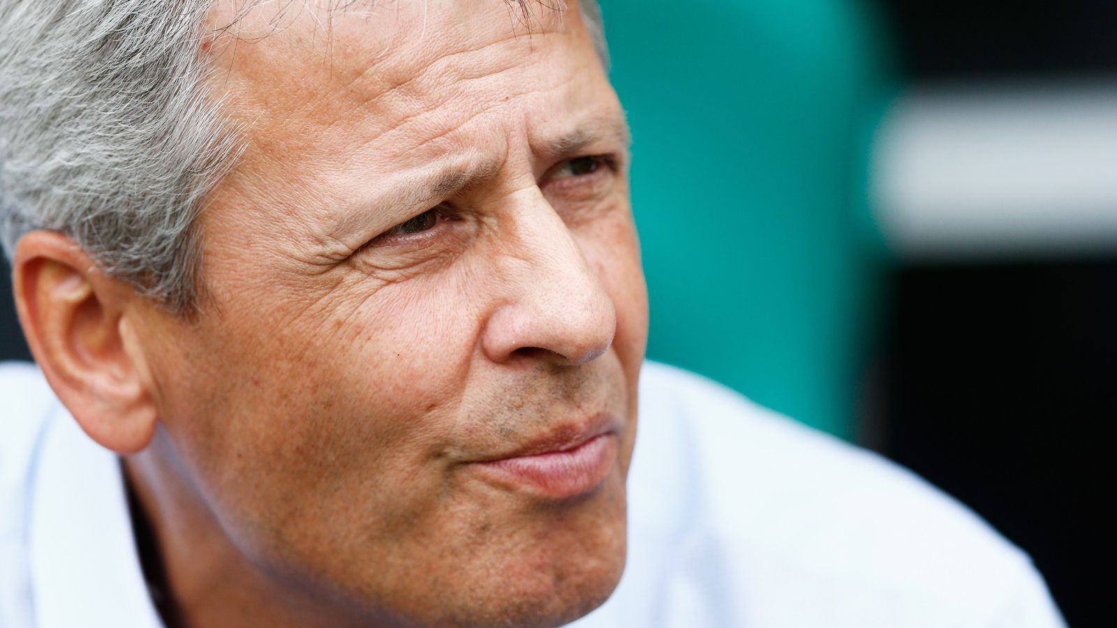 
                <strong>So könnte der BVB 2018/2019 spielen</strong><br>
                Eins ist sicher: Lucien Favre wird Borussia Dortmund verändern. Der neue BVB-Coach ließ bei seinem Ex-Klub OGC Nizza vorrangig in einem 4-3-3-System ohne echten Zehner spielen. Heißt: Nur ein Sechser, davor zwei zentrale Mittelfeldspieler. Mit dieser "Schablone" könnte sich der BVB 2018/2019 folgendermaßen aufstellen.
              