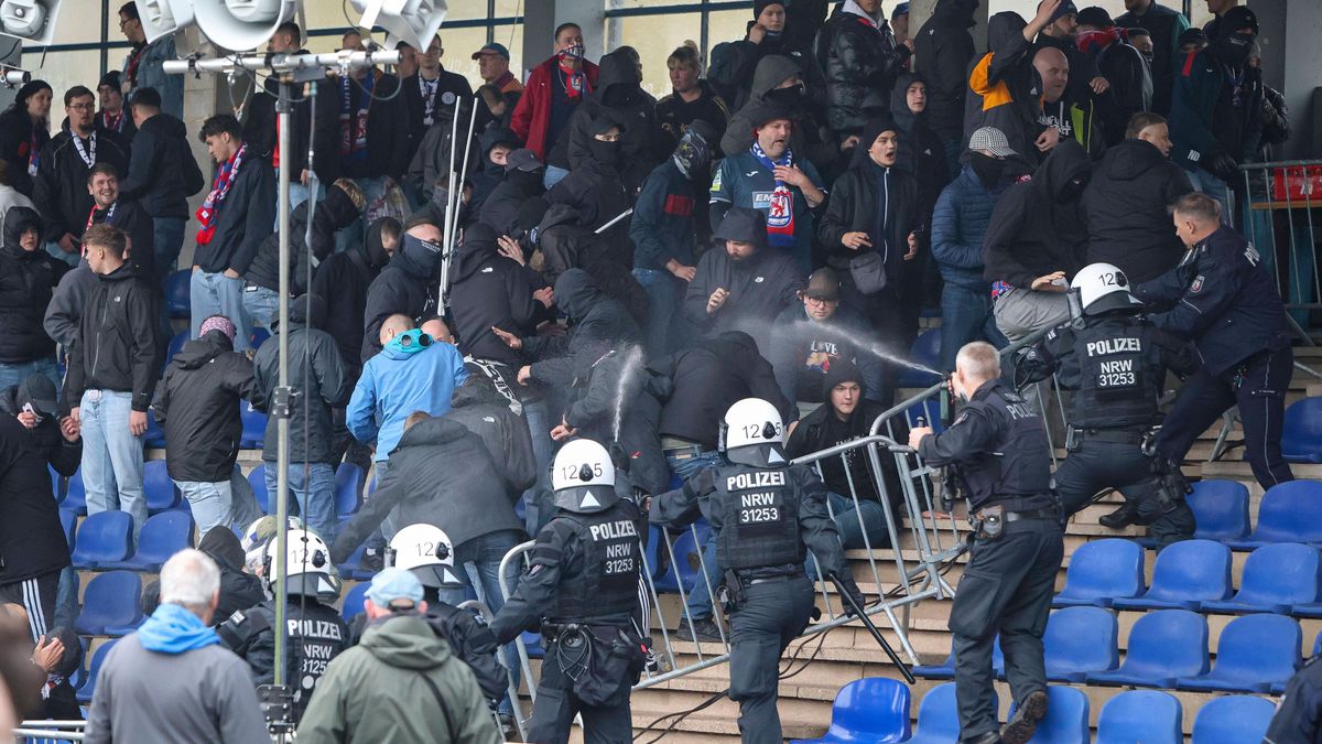 Büderich, Deutschland, 15.11.25: die Fans vom Wuppertaler SV randalieren waehrend des Spiels im Niederrheinpokal Viertelfinale FC Büderich vs Wuppertaler SV im Stadion am Eisenbrand Büderich Stadio...