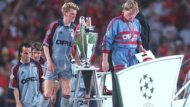 
                <strong>In der Nachspielzeit den Pott verloren</strong><br>
                In der Nachspielzeit den Pott verloren: Schon 13 Jahre zuvor erlebte der FC Bayern den Alptraum im Finale der Königsklasse. 1999 hieß der Gegner Manchester United - und lange Zeit sah es nach einem Sieg gegen die "Red Devils" aus. Oli Kahn und Kollegen werden die Nachspielzeit deshalb vermutlich verfluchen. Denn Alex Ferguson lag mit beiden Einwechselspielern, Teddy Sheringham und Ole Gunnar Solskjaer, goldrichtig. Beide trafen in der Nachspielzeit und drehten das 1:0 in ein 1:2.
              