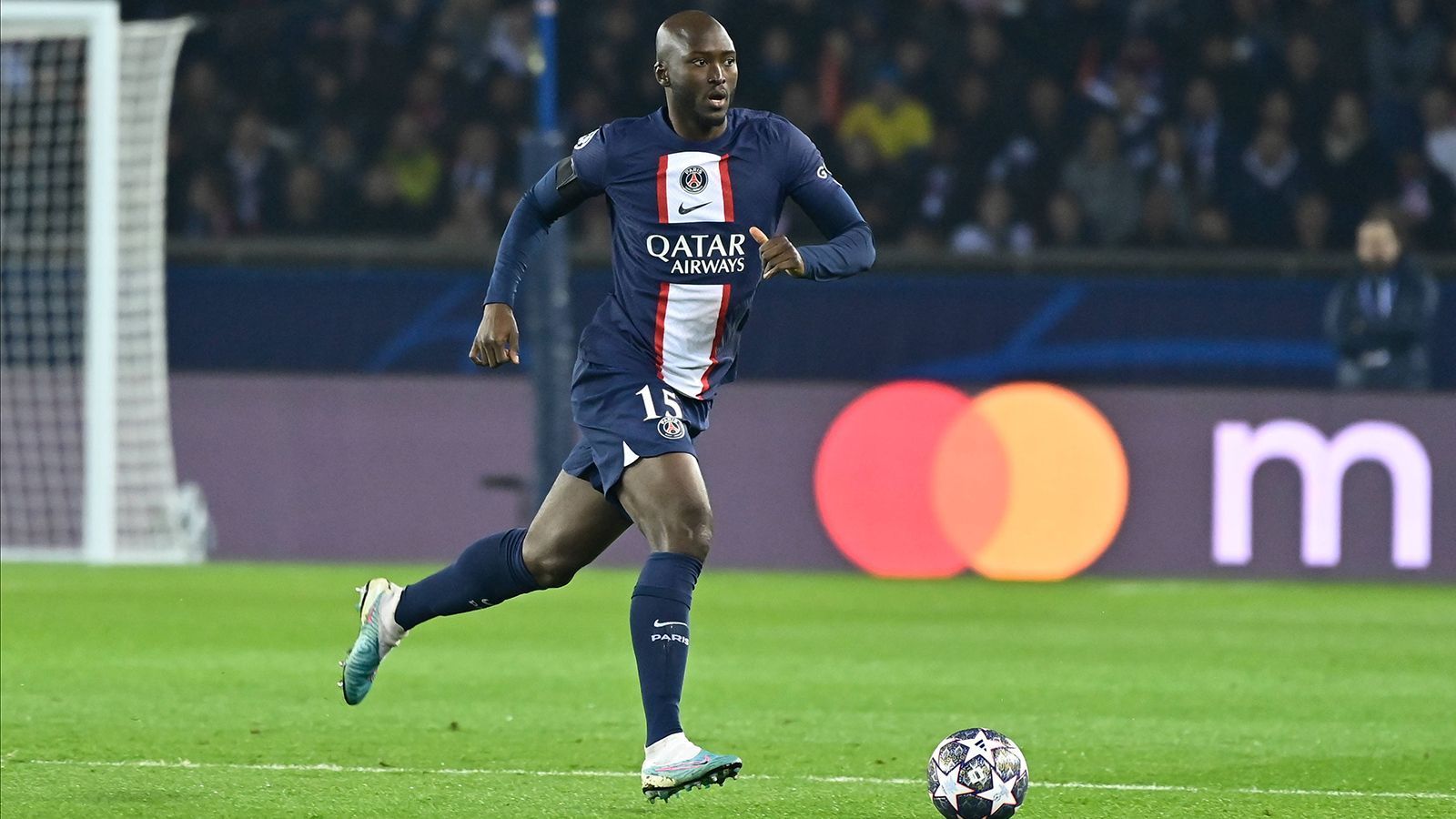 
                <strong>Danilo Pereira (Paris St. Germain)</strong><br>
                Im Mittelfeld spielt der Portugiese Danilo Pereira ein recht unauffällige Rolle, muss gegen die gut gestaffelten Münchner vor allem gegen den Ball arbeiten. Bei einer seiner wenigen Offensivaktionen kommt es dann zu einer Kollision mit Bayern-Keeper Sommer, die Danilo Pereira letztlich unverletzt übersteht. In der 75. Minute wird er ausgewechselt und für ihn kommt Vitinha. ran-Note: 4.
              