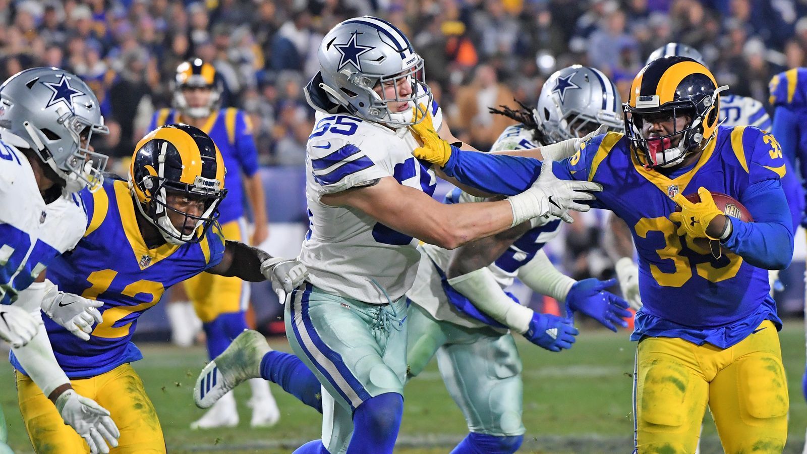 
                <strong>Verlierer: Cowboys-Defense</strong><br>
                Es gibt leichtere Aufgaben für eine Verteidigung, als die Los Angeles Rams in Los Angeles zu stoppen. Wenn es ein Team schaffen kann, dann die Dallas Cowboys - so zumindest die Meinung vieler Experten vor den Divisional Playoffs. Doch die hochgelobte Defense um Rookie-Linebacker Leighton Vander Esch enttäuscht, schafft gegen Jared Goff und Co. keine einzige Interception, nicht einen Sack und nur zwei Tackles für Raumverlust. Vor allem das Running-Back-Duo Gurley/Anderson bereitet "America's Team" Kopfschmerzen. War die Cowboys-Defense beim Regular-Season-Erfolg gegen die Saints noch der Matchwinner, steht sie gegen das zweite Top-Team aus der NFC nie wirklich auf dem Feld. Bitter, dass mittlerweile Playoffs sind.
              