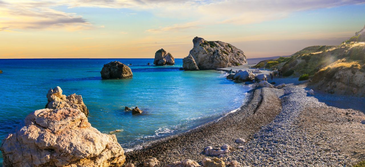 "Wo die Götter Urlaub machen". Der Werbe-Slogan Zyperns geht auf Aphrodite zurück. Die griechische Göttin der Liebe und Schönheit soll der Sage nach auf der Insel geboren und am Strand Petra tou Romiou aus dem Wasser gestiegen sein. Die Gesteinsbrocken, die vor der Küste – auf halber Strecke zwischen Paphos und Limassol – aus dem Meer ragen, werden deshalb Felsen der Aphrodite genannt. #hotspot