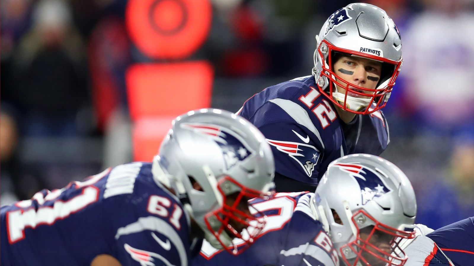 
                <strong>AFC: New England Patriots (12-3)</strong><br>
                Die New England Patriots haben den Division-Titel der AFC East bereits inne und sichern sich eine Bye Week in der Wild Card Round bei…&#x2022; einem Sieg oder einem Unentschieden gegen die Dolphins<br>&#x2022; einem Unentschieden oder einer Niederlage der Kansas City Chiefs gegen die Los Angeles Chargers<br>
              