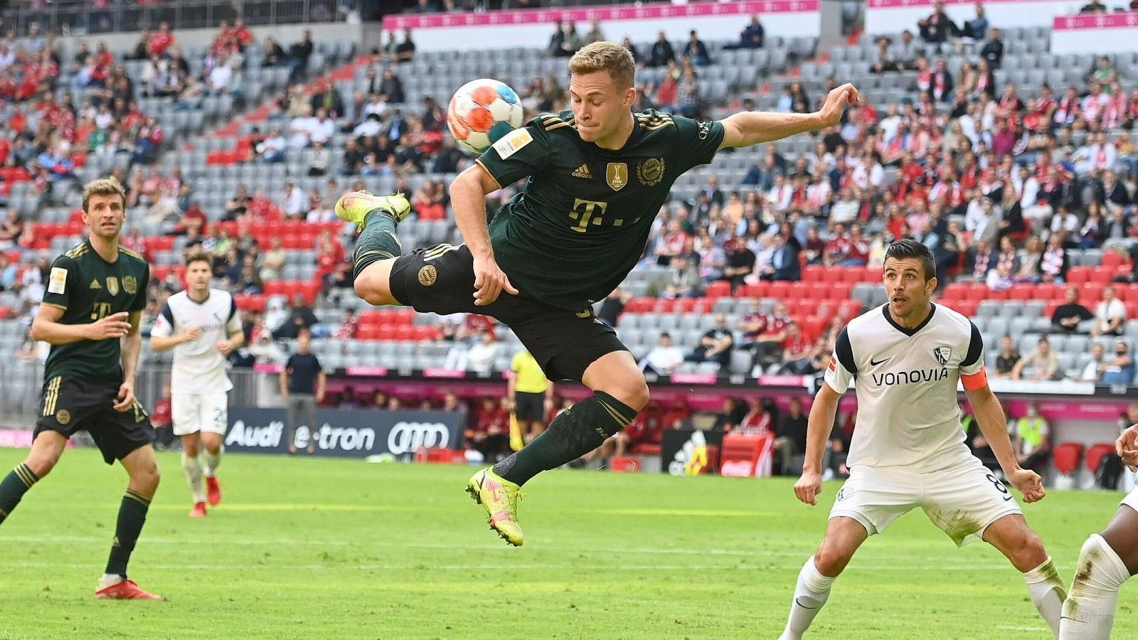 
                <strong>Joshua Kimmich</strong><br>
                Trifft zum 2:0 nach einer Traum-Kombination zwischen Müller, Goretzka und Sane. Defensiv kaum gefordert, hat er viel Zeit sich offensiv einzubringen und erzielt noch einen zweiten Treffer, der äußerst sehenswert ist. Angesichts des Pensums der vergangenen Woche eine beeindruckende Leistung von Bayerns Mittelfeld-Leader. ran-Note: 1
              