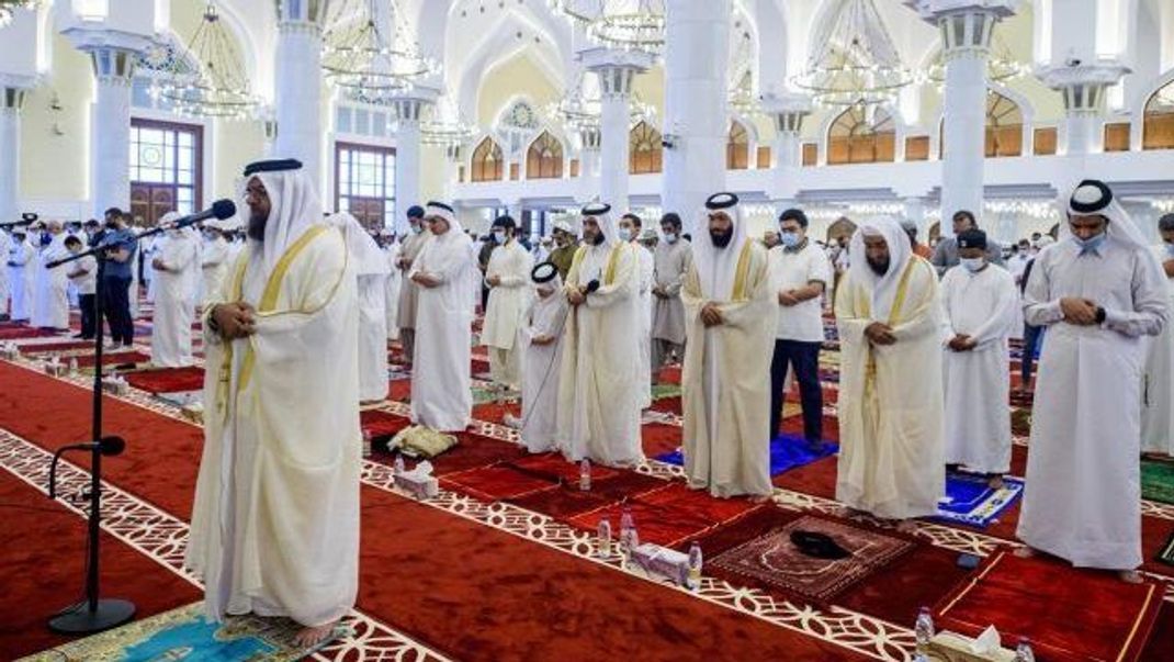 Imam wird der Vorbeter einer Moschee genannt. Hier ein Imam in einer Moschee in Doha im Land Katar.