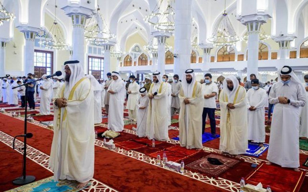 Imam wird der Vorbeter einer Moschee genannt. Hier ein Imam in einer Moschee in Doha im Land Katar.
