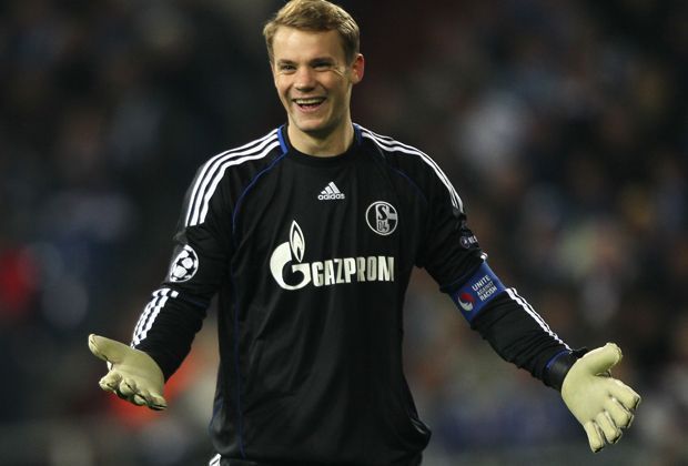 
                <strong>Manuel Neuer: von Schalke zum FC Bayern</strong><br>
                Manuel Neuer wurde auf Schalke als Held gefeiert. Für die Fans ging eine Welt unter, als er 2011 seinen Vertrag nicht verlängerte und zu den Bayern wechselte. Seit seinem vierten Lebensjahr ist Neuer Schalke-Mitglied.
              