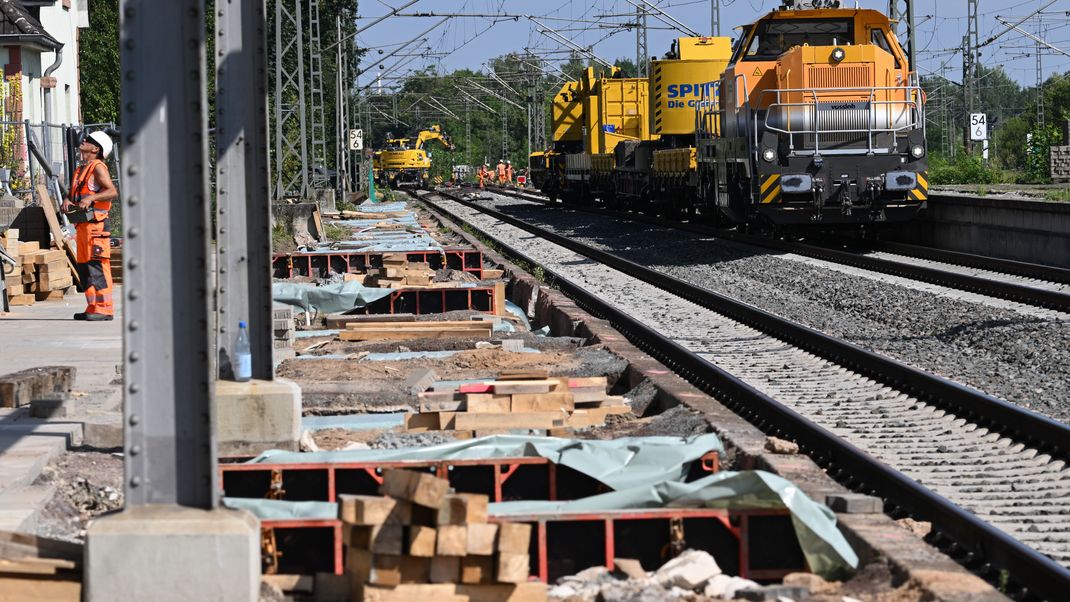 Neben den Arbeiten an der Riedbahn stehen auch 20 Bahnhöfe im Fokus, die zu "Zukunftsbahnhöfen" ausgebaut werden sollen. 