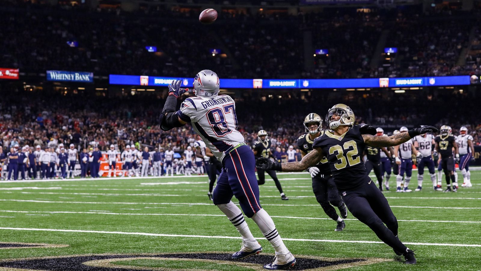 
                <strong>New England Patriots – New Orleans Saints: Schwache Pass-Verteidigung lädt zum Wurf-Spektakel ein</strong><br>
                Während die Lauf-Verteidigungen beider Mannschaften wenig Yards zuließ, ist die Pass-Verteidigung der Patriots und der Saints löchrig. New Orleans ließ die viertmeisten Passing-Yards zu, New England die elftmeisten. Das bedeutet: Brees und Brady könnten sich mit ihrem Wurfarm so richtig austoben.  
              