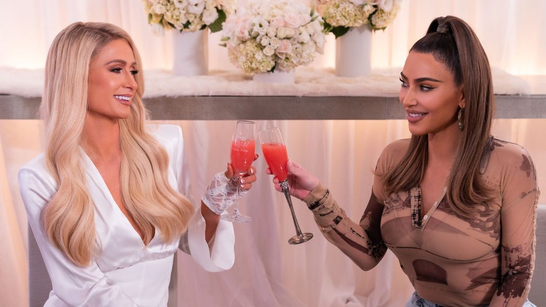 Die Freundschaft von Paris Hilton (links) und Kim Kardashian lag auf Eis. Inzwischen hebt man wieder gemeinsam ein Gläschen.