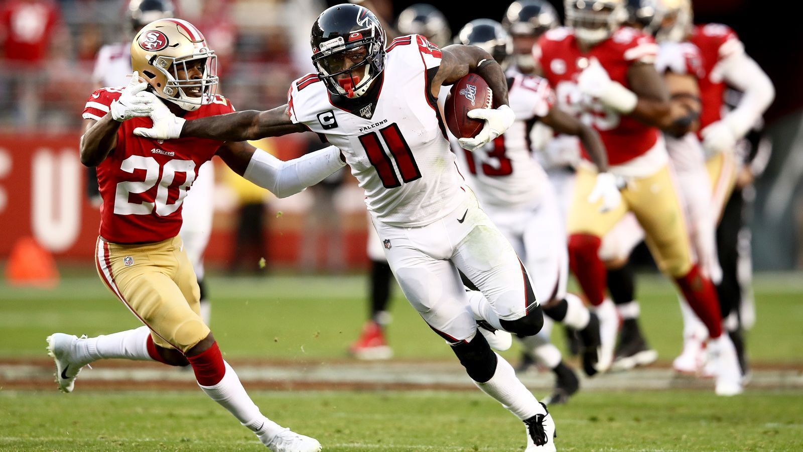 
                <strong>Verlierer: Secondary der San Francisco 49ers</strong><br>
                Ohne Routinier-Cornerback Richard Sherman sah es düster für die San Francisco 49ers aus. Atlanta Falcons Receiver Julio Jones, seines Zeichens sechsfacher Pro-Bowler, tobte sich aus, münzte 13 Catches in 134 Yards und zwei Touchdowns um. Mit wenigen Sekunden Restspielzeit fing er den spielentscheidenden Touchdown zur 23:22-Führung. 
              
