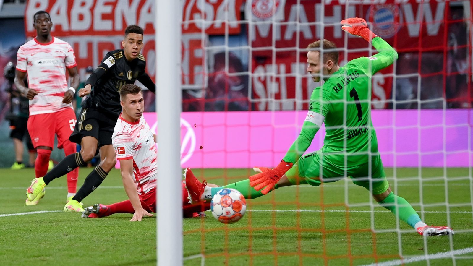 
                <strong>Peter Gulacsi (RB Leipzig)</strong><br>
                Beim Elfmeter machtlos - vor allem, weil Lewandowski auch noch anders anläuft. Auch beim 0:2 machtlos. Überragend beim Konter gegen Lewandowski, hilft nur nichts, wenn Sekunden später das 0:3 fällt. Pflückt sonst die gefahrlosen Flanken sicher ab. ran-Note: 3
              