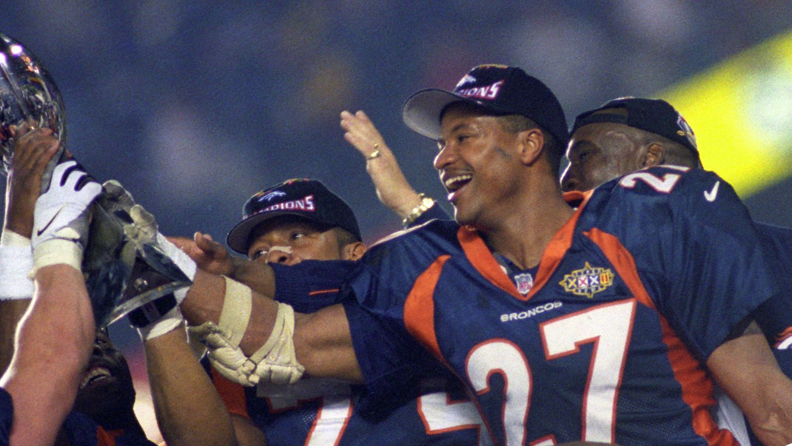 
                <strong>Steve Atwater</strong><br>
                Wie auch Polamalu war Steve Atwater Safety und gewann zweimal den Super Bowl. 1989 bis 1998 spielte er für die Denver Broncos, ehe er für sein letztes Karrierejahr zu den New York Jets ging. Neben acht Nominierungen für den Pro Bowl wurde Atwater ins NFL 1990s All-Decade Team berufen. Insgesamt kam er auf 1180 Tackles, 24 Interceptions und 4 Sacks. Seine freundlichen Art, aber knallharten Tackles brachten ihm den Spitznamen "Smiling Assassin" ein.
              