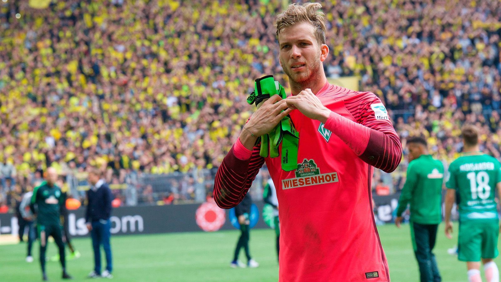 
                <strong>Torwart: Felix Wiedwald </strong><br>
                Nach dem Weggang von Tim Wiese suchte Werder verzweifelt nach einem Nachfolger. Felix Wiedwald wurde dieser Rolle nicht gerecht. 65 Pflichtspieleinsätze absolvierte er für Bremen und kassierte in dieser Zeit 122 Gegentore. Damit nicht genug an Niederschlägen: Wiese bezeichnete Wiedwald auch noch öffentlich als "Milchschnitte".
              