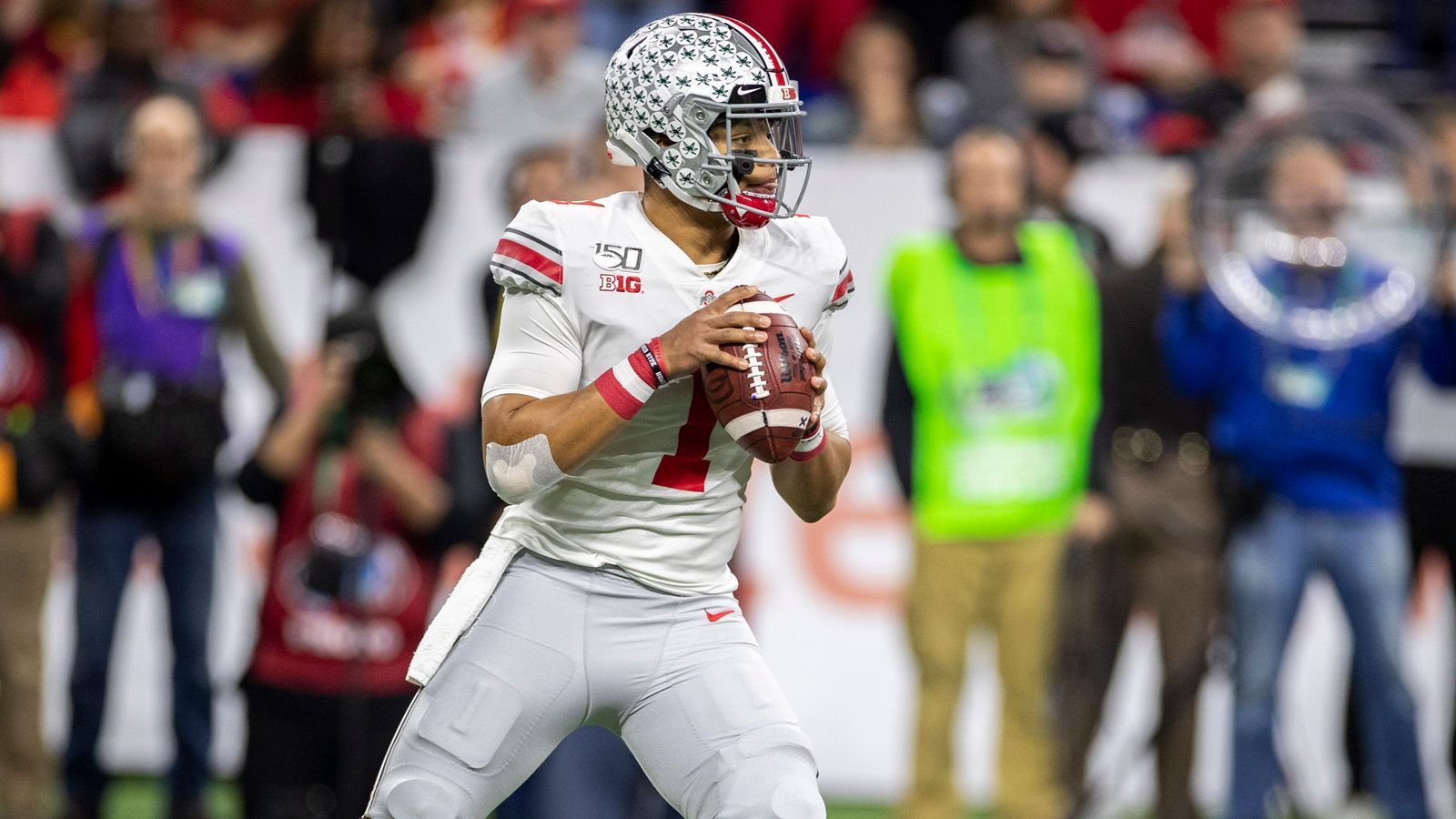 
                <strong>Ohio State Buckeyes - Justin Fields (Quarterback)</strong><br>
                Justin Fields gilt schon lange als einer der vielversprechendsten Quarterbacks seines Jahrgangs. Als seine High-School-Zeit endete, wurde er von "ESPN" als landesweit zweitbester Quarterback hinter Joe Burrow gelistet. 2018 spielte er zunächst für die University of Georgia, an der er allerdings nicht über die Rolle des zweiten Quarterbacks hinauskam. Daher erfolgte der Wechsel zu Ohio State. Mit Hilfe eines Rechtsanwalts setzte er durch, dass er dort sofort spielen darf und nicht aufgrund der NCAA-Regelung ein Jahr aussetzen muss. Der 20-Jährige brachte 67,7 Prozent seiner Pässe ans Ziel und warf 40 Touchdown-Pässe bei lediglich einer Interception.
              