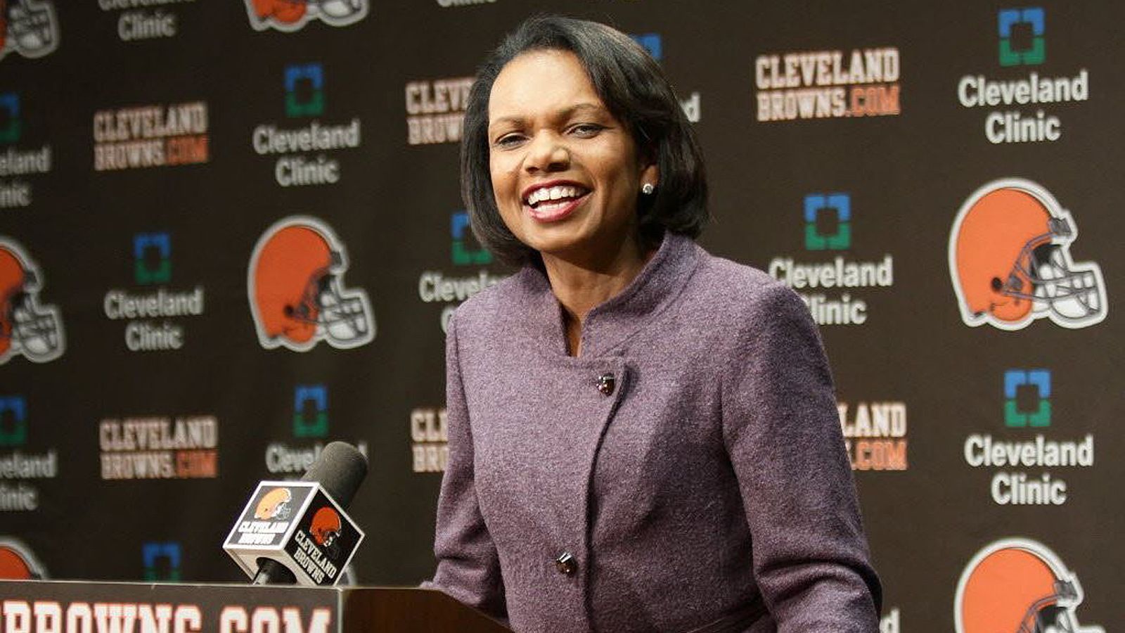 
                <strong>Condoleezza Rice (Cleveland Browns) </strong><br>
                Die ehemalige US-Außenministerin Condoleezza Rice (2005 bis 2009 unter George W. Bush) hat ihre Football-Leidenschaft von ihrem Vater geerbt. Papa Rice liebte Cleveland, Condoleezza saß schon als Vierjährige vor dem Fernseher, wenn die Browns spielten. 
              