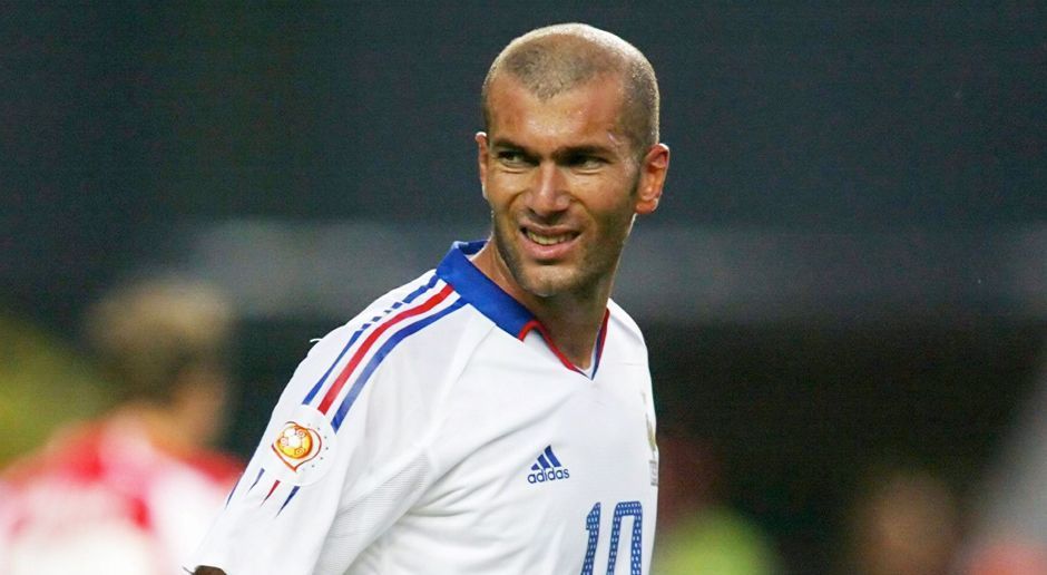 
                <strong>Zinedine Zidane</strong><br>
                Zinedine Zidane: Schon zu gemeinsamen Zeiten bei Real Madrid harmonierten der Franzose und Torjäger Ronaldo hervorragend. Als Dank dafür gibt es einen Platz in der Legenden-Auswahl.
              