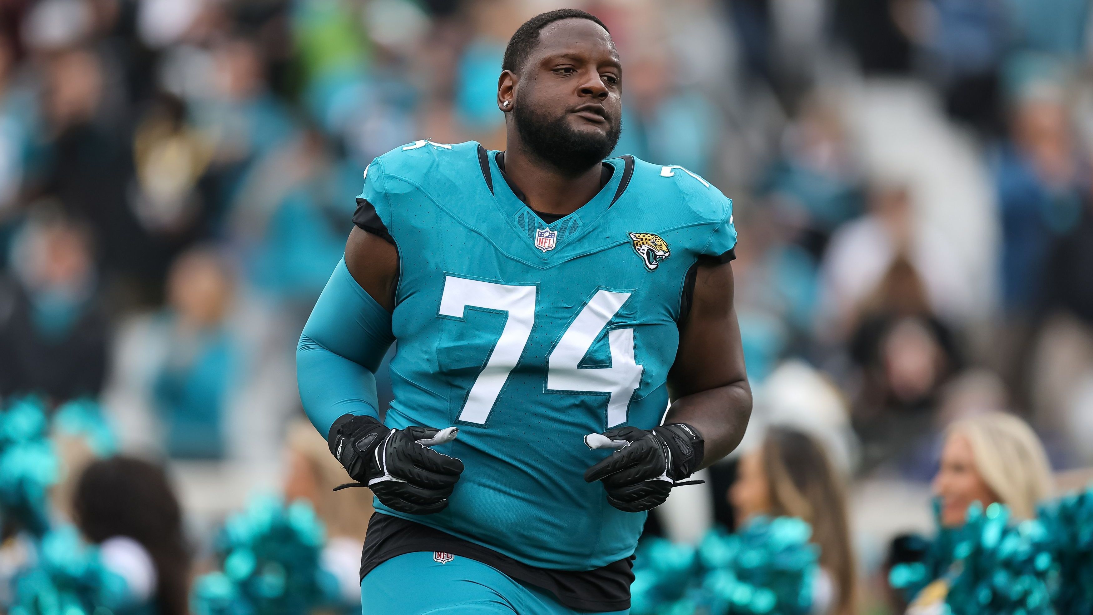 <strong>Cam Robinson (Minnesota Vikings)</strong><br>Die Minnesota Vikings haben laut "ESPN" auf die Verletzung von Christian Darrisaw, der mit einem Seiten- sowie Kreuzbandriss wohl bis Saisonende ausfällt, reagiert und sich mit Cam Robinson von den Jacksonville Jaguars verstärkt. Die Jags sollen weiterhin einen Teil seines Gehalts übernehmen. Als Kompensation kriegen die Jaguars den Fünftrundenpick 2026 der Vikings, die wiederum den Siebtrundenpick der Jaguars erhalten.