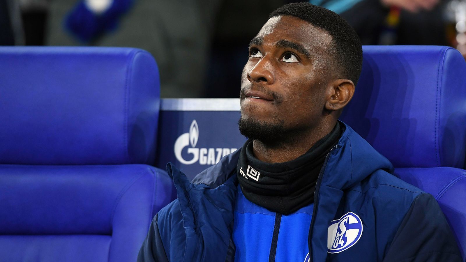 
                <strong>Haji Wright (FC Schalke 04)</strong><br>
                Einige Monate vor McKennie heuerte Stürmer Haji Wright bei den Schalkern an, ist aber in seiner sportlichen Entwicklung heute noch nicht ganz so weit, wie sein Landsmann und Mannschaftskollege. Der 1,93-Meter-Hüne aus Kalifornien hat es angesichts der großen Konkurrenz im Schalker Angriff auch nicht gerade einfach. In der laufenden Spielzeit kam der 20-Jährige deshalb bislang nur zu zwei Bundesliga-Einsätzen, nachdem er zuvor ein Jahr an den Zweitligisten Sandhausen verliehen war (15 Einsätze, ein Tor). Zumindest bei den Schalke-Amateuren konnte Wright seine Torgefährlichkeit in der Saison 2018/19 unter Beweis stellen. In der Oberliga Westfalen traf er sechs Mal bei nur neun Einsätzen. Wrights Vertag auf Schalke läuft noch bis 2020.
              