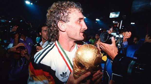 
                <strong>5. Platz: Rudi Völler (47 Tore)</strong><br>
                Rudi Völler gab 1982 sein DFB-Debüt. Nahm er von 1984 bis 1994 bei allen großen Turnieren teil. Sein größter Erfolg war der WM-Sieg 1990. Auch als Trainer war "Tante Käthe" erfolgreich. 2002 wurde er mit Deutschland Vize-Weltmeister - aktuell Sportdirektor bei Bayer Leverkusen.
              