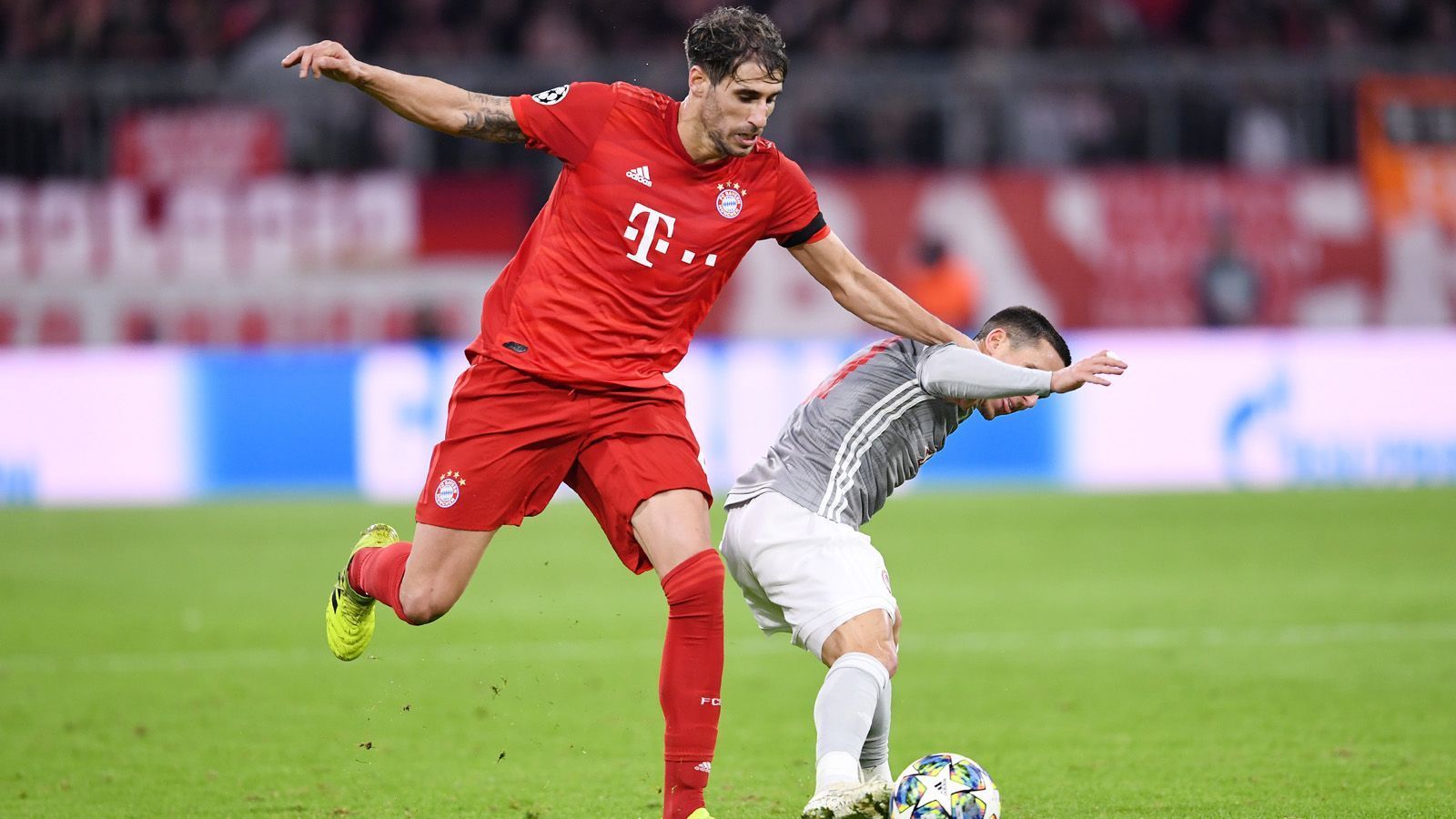 
                <strong>Javi Martinez</strong><br>
                Lücken-Stopfer Martinez tut das, was er am besten kann: Lücken stopfen. Zwar nicht auf der Sechs, sondern in der Innenverteidigung, aber auch da offenbarten die Bayern zuletzt ja durchaus große Lücken. Heute nicht mehr. Schaltet nach Balleroberung ein ums andere Mal schnell und präzise um. Ordnet die Vorderleute beim kollektiven Verschieben: Bayern wirkt im Vergleich zu den vorherigen Spielen viel kompakter. ran-Note: 2
              