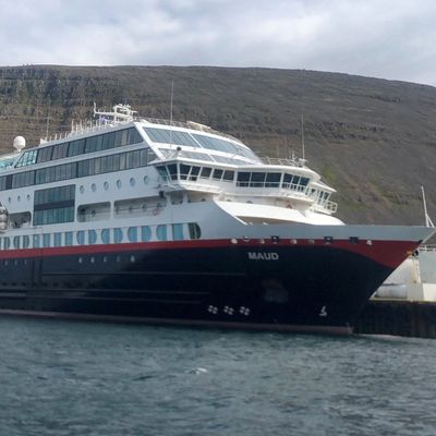 Hurtigruten-Kreuzfahrtschiff von Monsterwelle getroffen